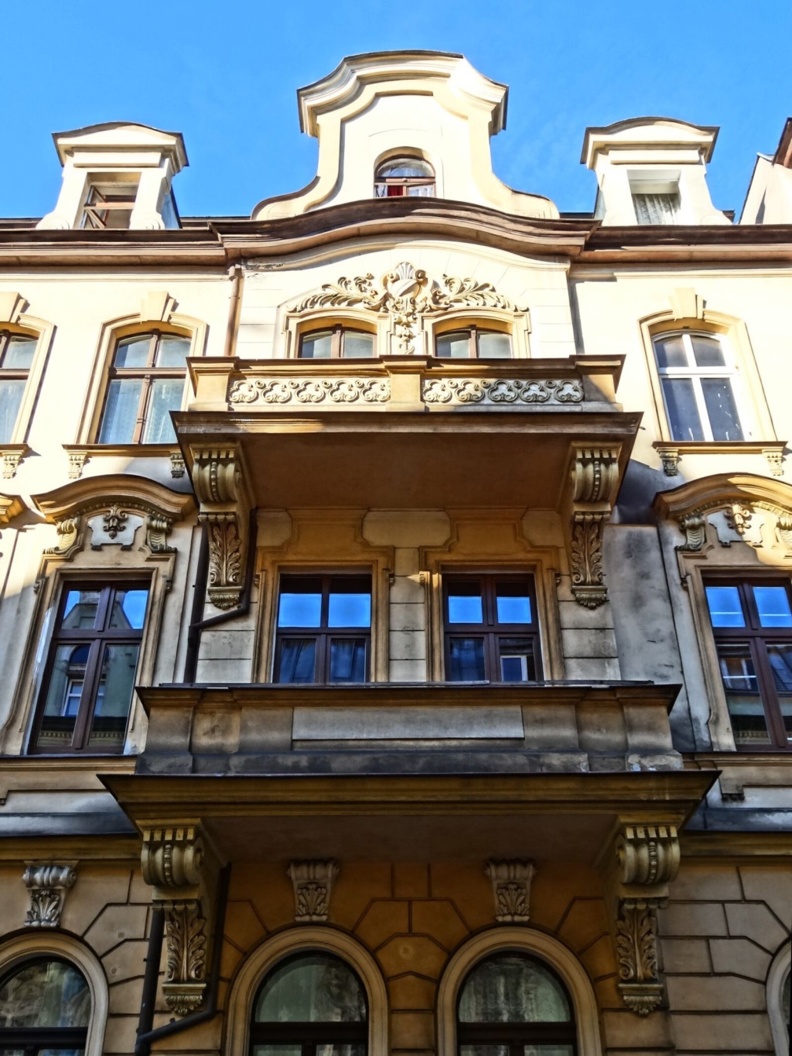 Sony Cyber-shot DSC-HX20V sample photo. Gable, pediment, balcony photography