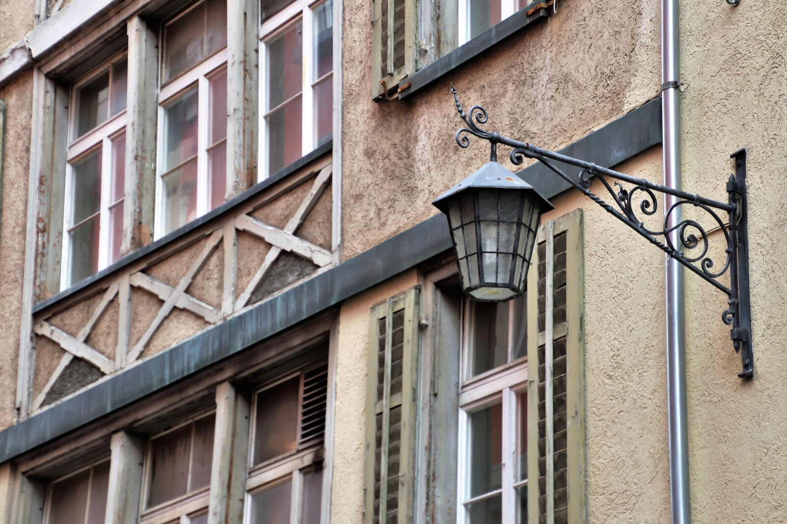 Canon EOS 80D sample photo. Kamienica, old houses, lantern photography
