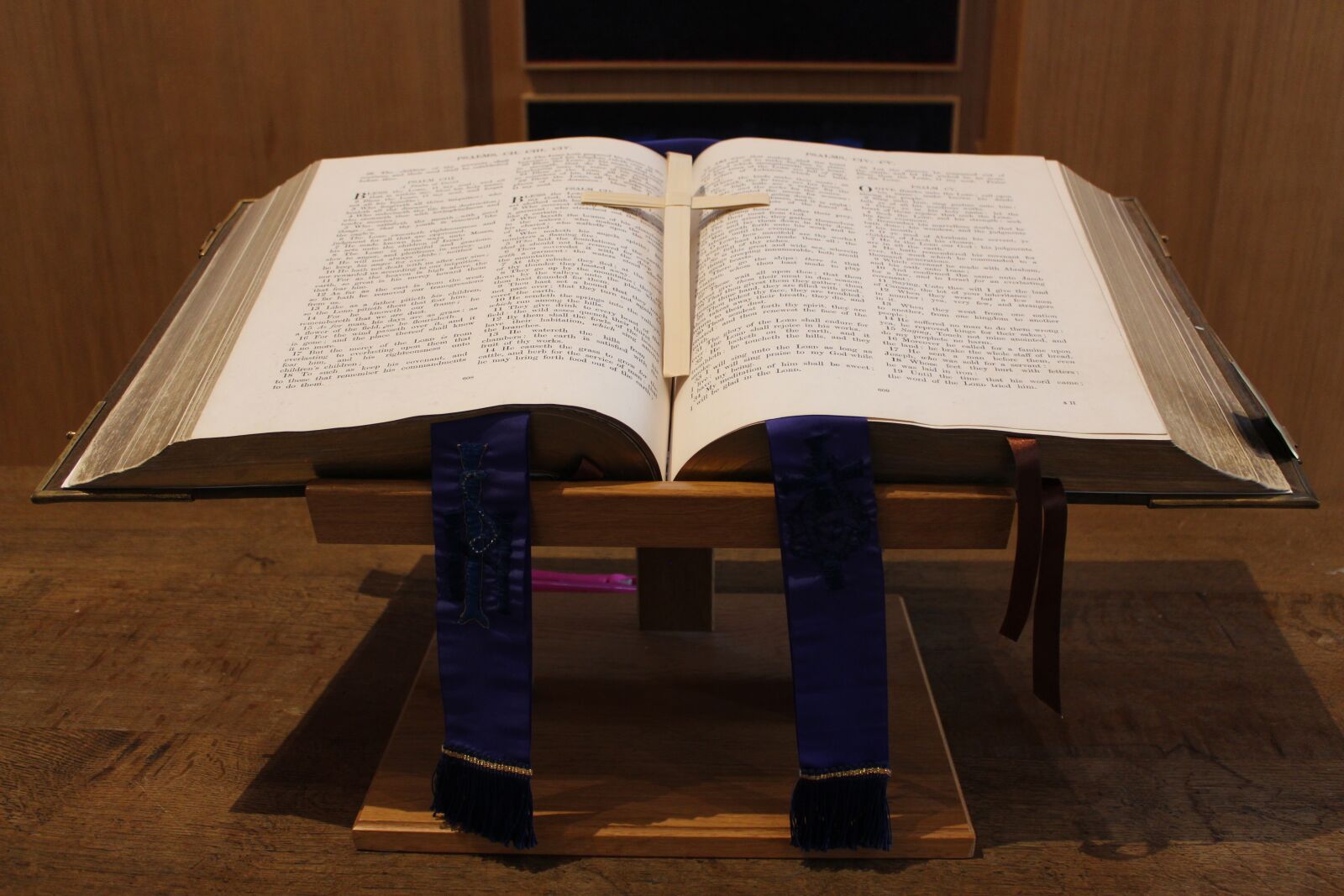 Canon EOS 100D (EOS Rebel SL1 / EOS Kiss X7) sample photo. Bible, holy scripture, mass photography