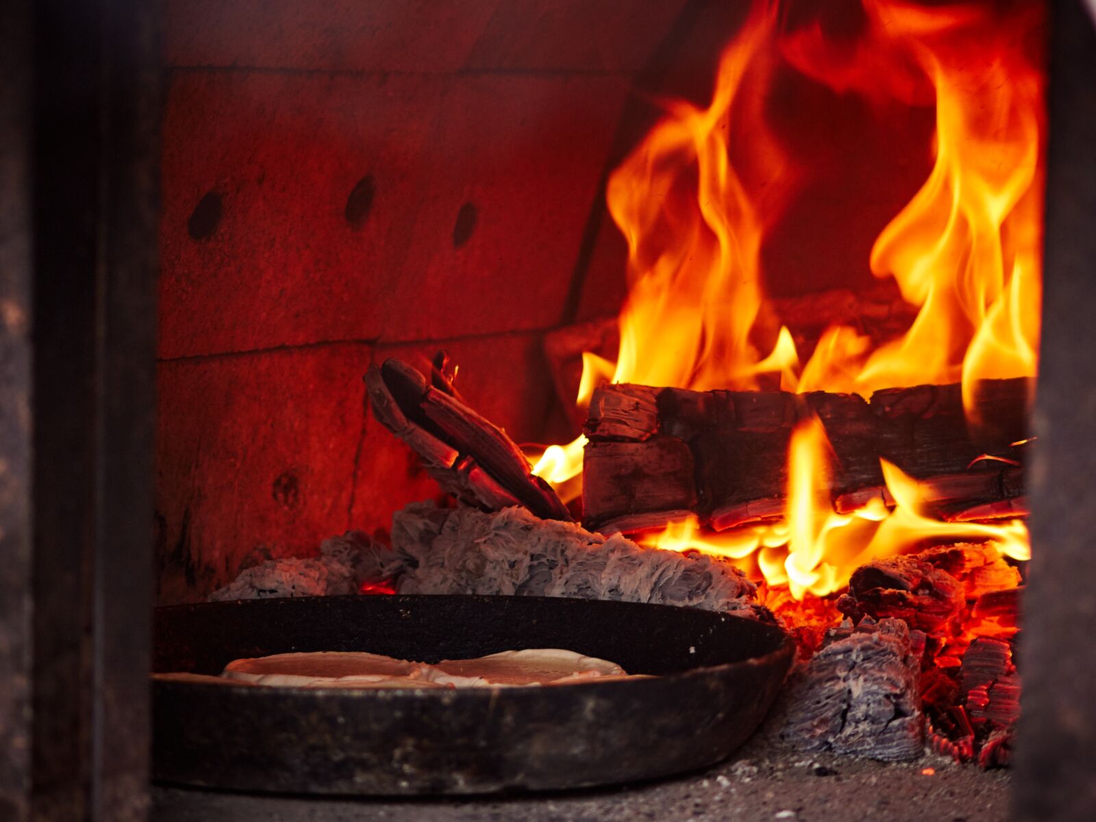 Canon EOS 550D (EOS Rebel T2i / EOS Kiss X4) sample photo. Russian oven, perepechi, fire photography