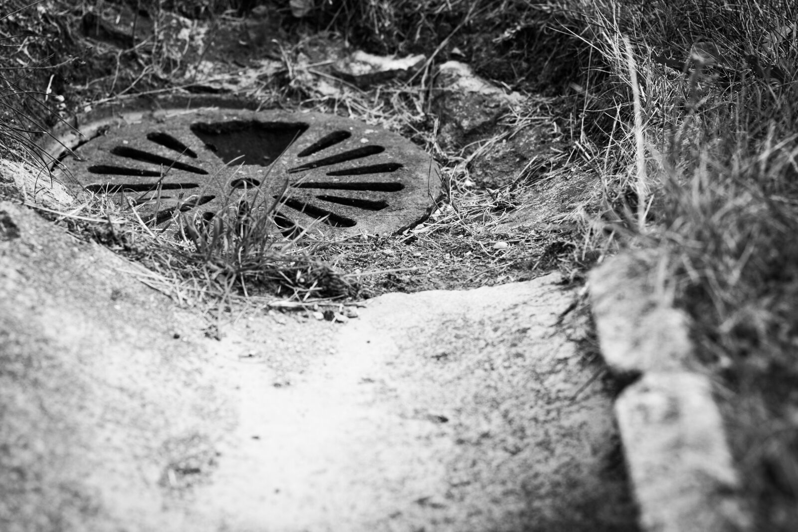 Canon EOS 700D (EOS Rebel T5i / EOS Kiss X7i) + Canon EF 50mm F1.8 STM sample photo. Channel, sewerage, outside photography