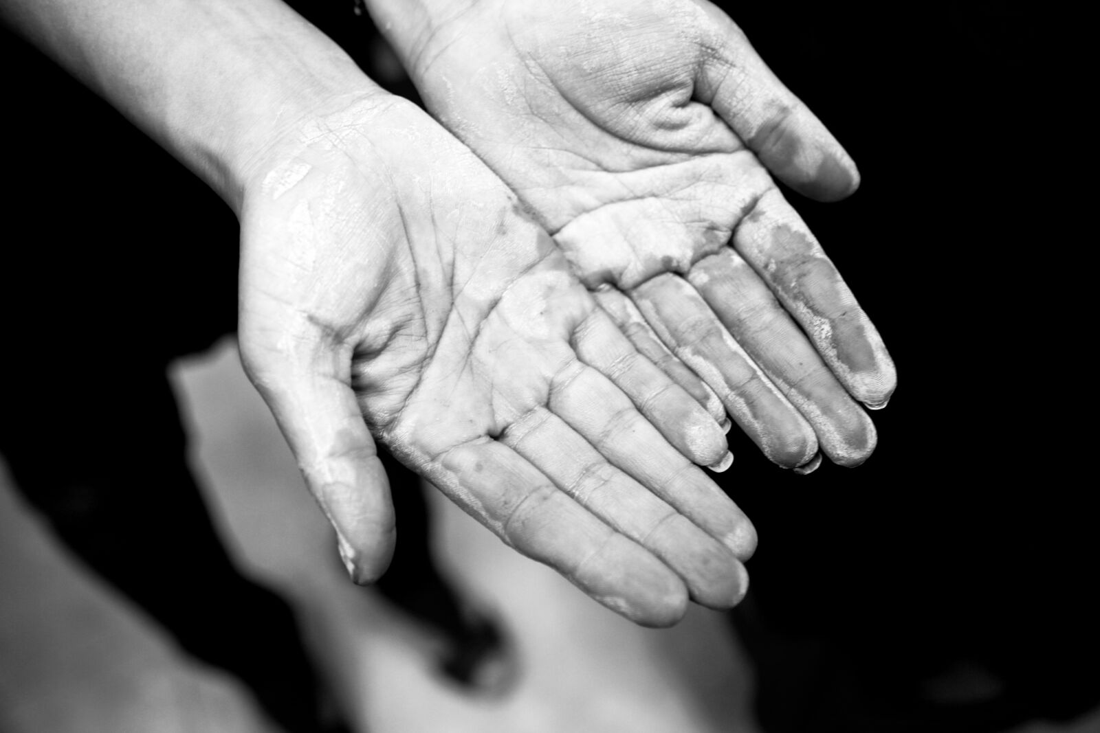 Canon EOS 5D Mark II sample photo. Porcelain, hand, dirt photography