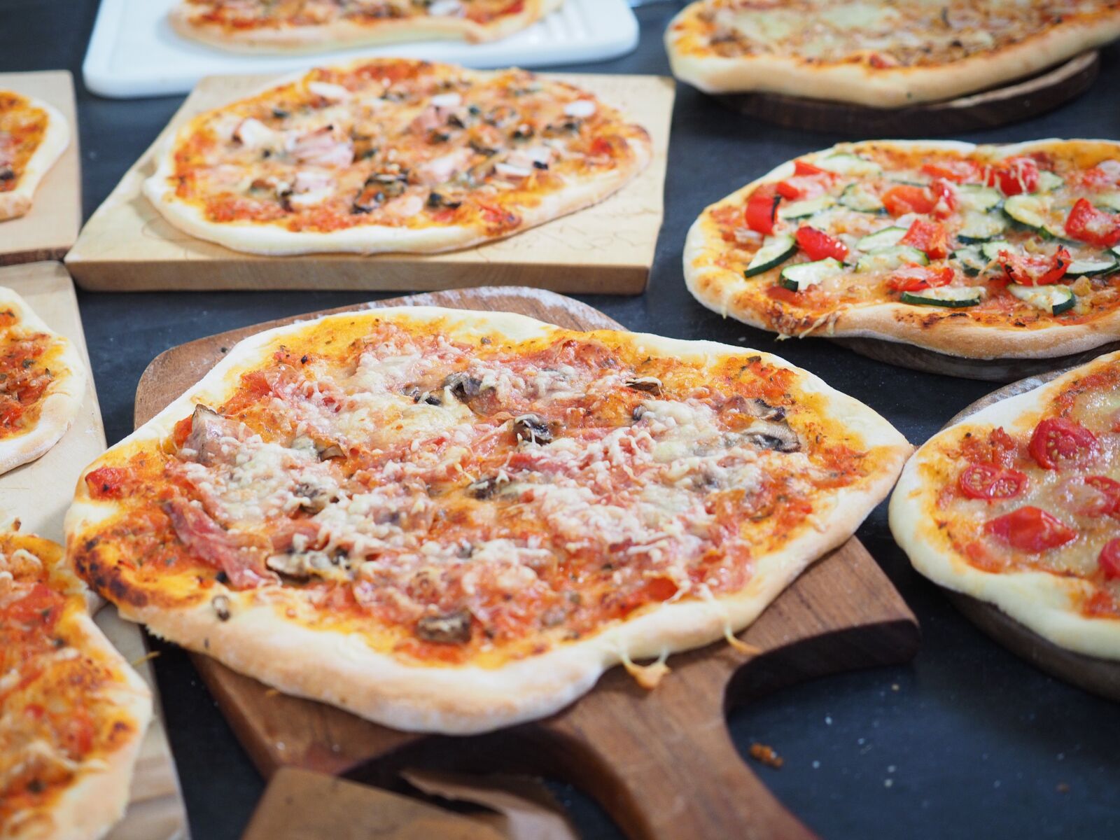 Olympus OM-D E-M1 + Olympus M.Zuiko Digital ED 12-40mm F2.8 Pro sample photo. Pizza, ham-cheese-pizza, nutrition photography