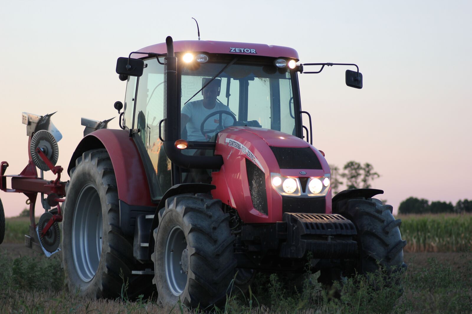 Canon EOS 550D (EOS Rebel T2i / EOS Kiss X4) sample photo. Tractor, machine, ploughing photography
