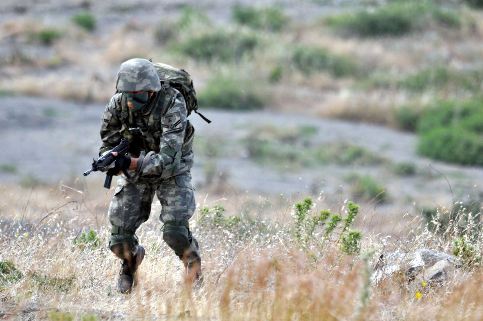 Nikon D90 sample photo. Soldier, drill, weapons photography