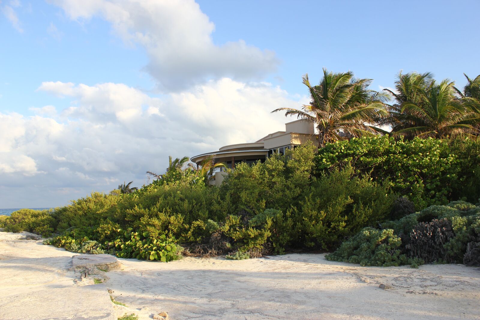 Canon EOS 550D (EOS Rebel T2i / EOS Kiss X4) sample photo. House on the beach photography