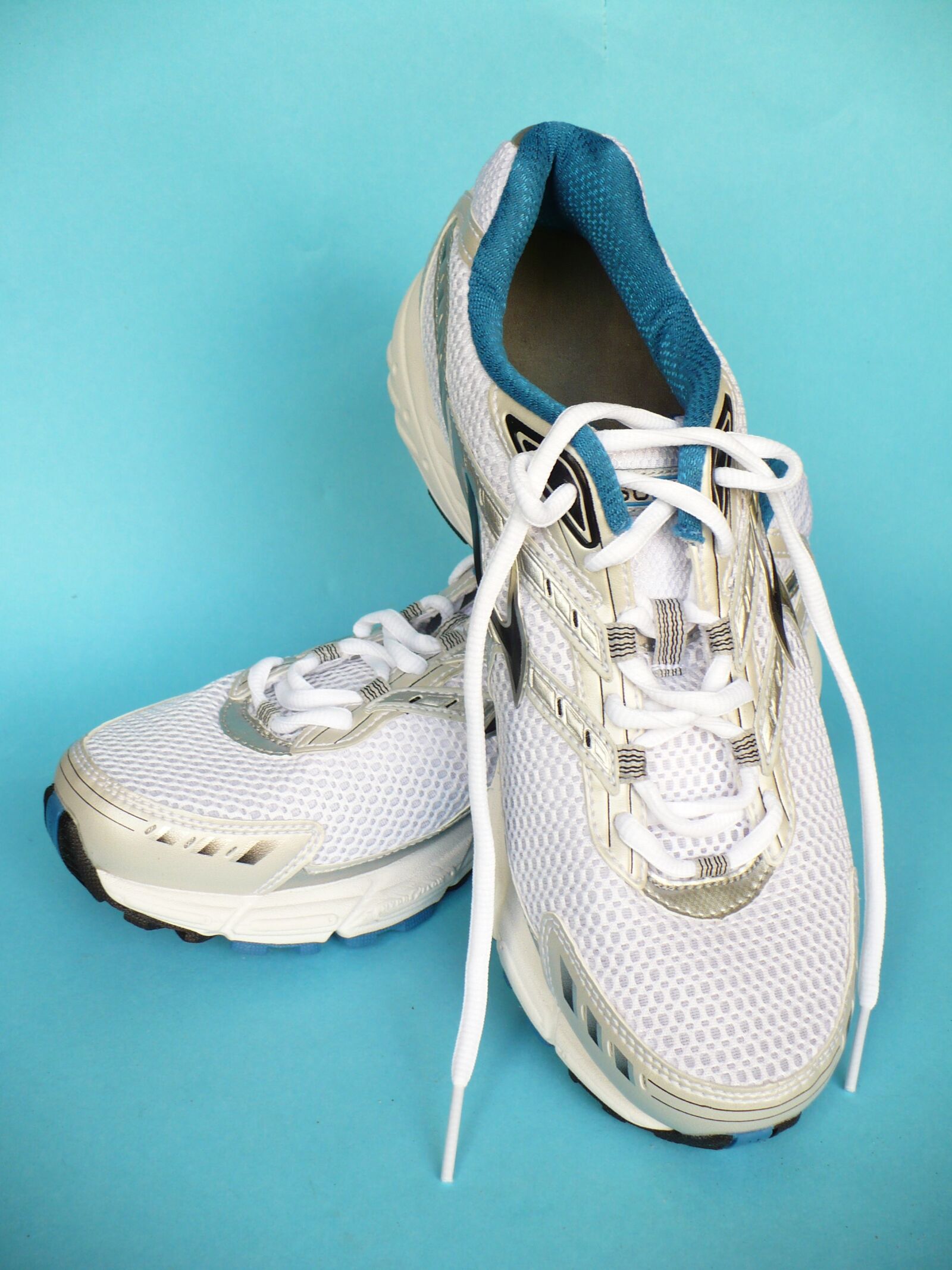 Panasonic DMC-LZ7 sample photo. Running shoes, shoes, sneakers photography