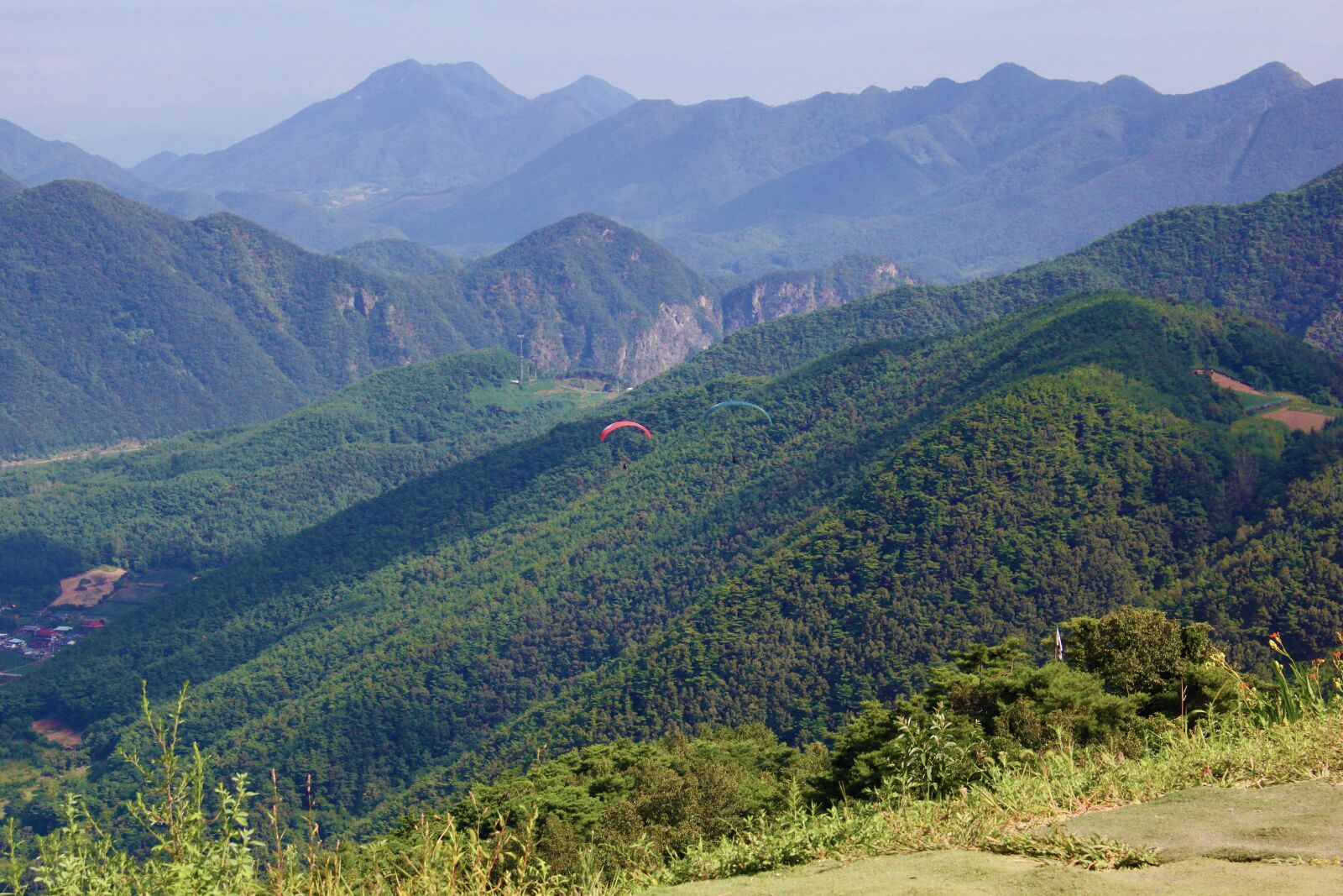 Canon EOS 550D (EOS Rebel T2i / EOS Kiss X4) sample photo. Landscape, mountains, paragliding photography