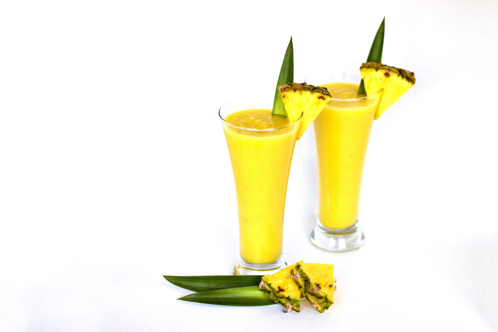 Canon EOS 600D (Rebel EOS T3i / EOS Kiss X5) + Canon EF 50mm F1.8 II sample photo. Smoothie, milkshake, pineapple photography