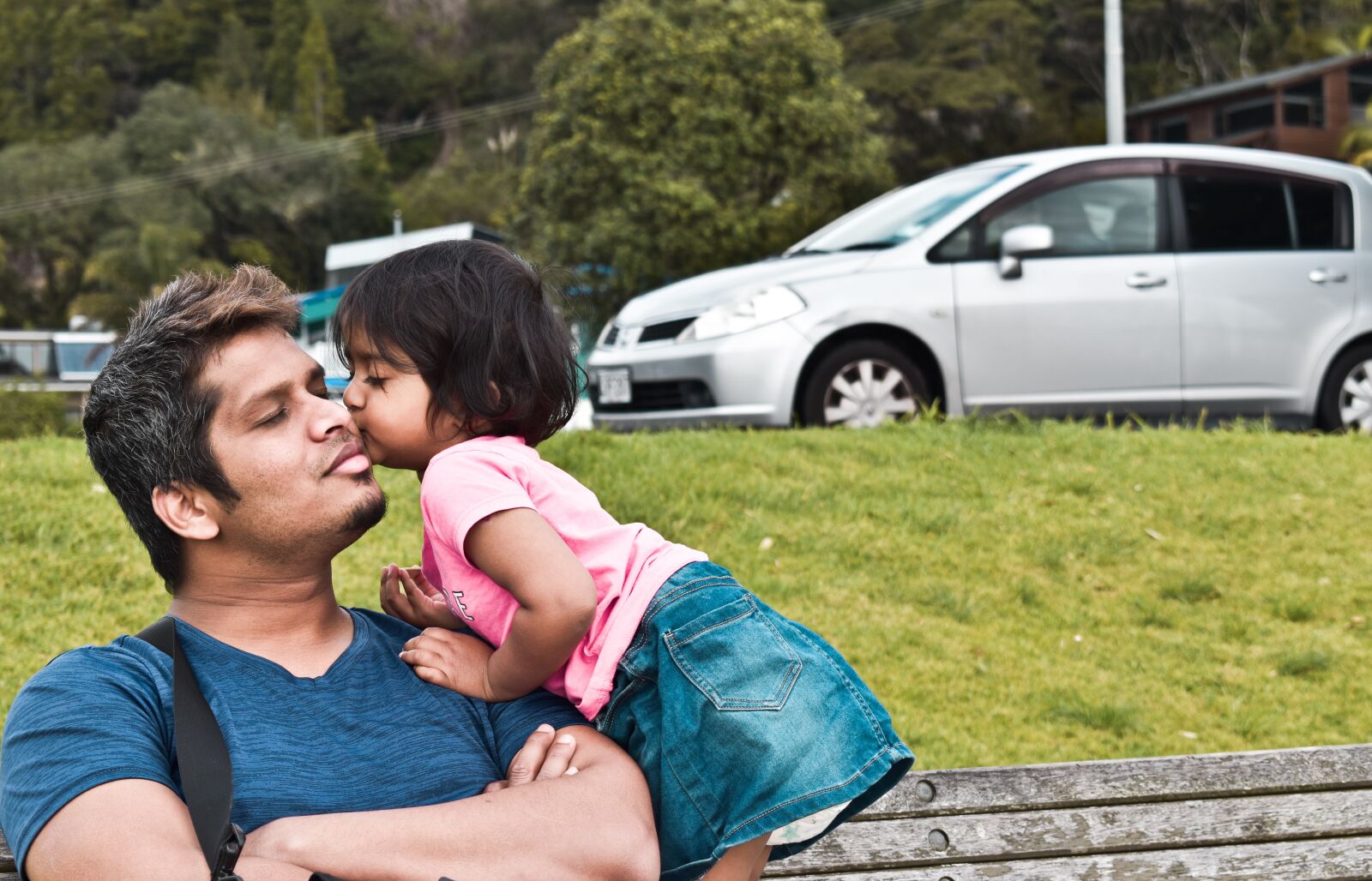 Nikon D5600 sample photo. Baby kiss, dad with photography