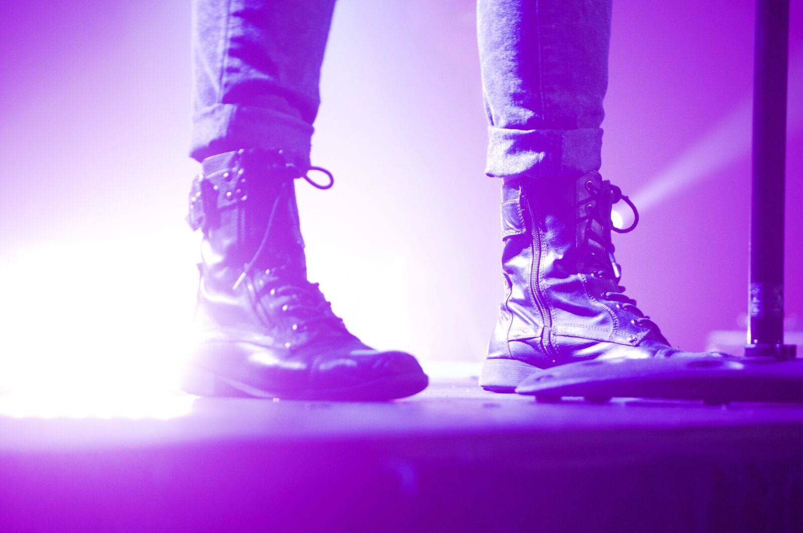 Nikon D90 sample photo. Boots, feet, glare photography