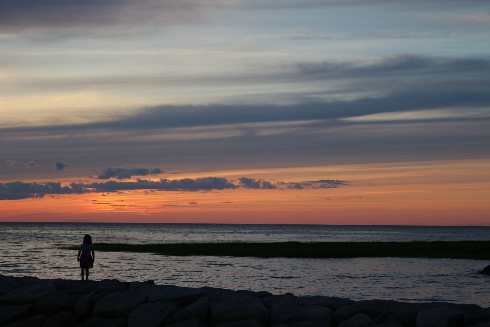 Canon EOS 100D (EOS Rebel SL1 / EOS Kiss X7) sample photo. Sunset over beach, girl photography