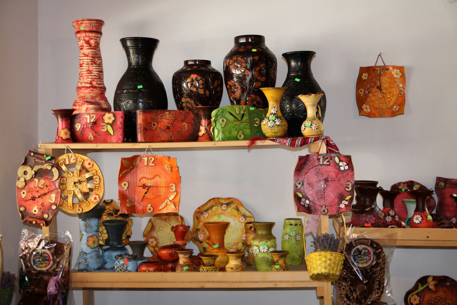 Canon EOS 700D (EOS Rebel T5i / EOS Kiss X7i) sample photo. Ceramics, pots, shop photography