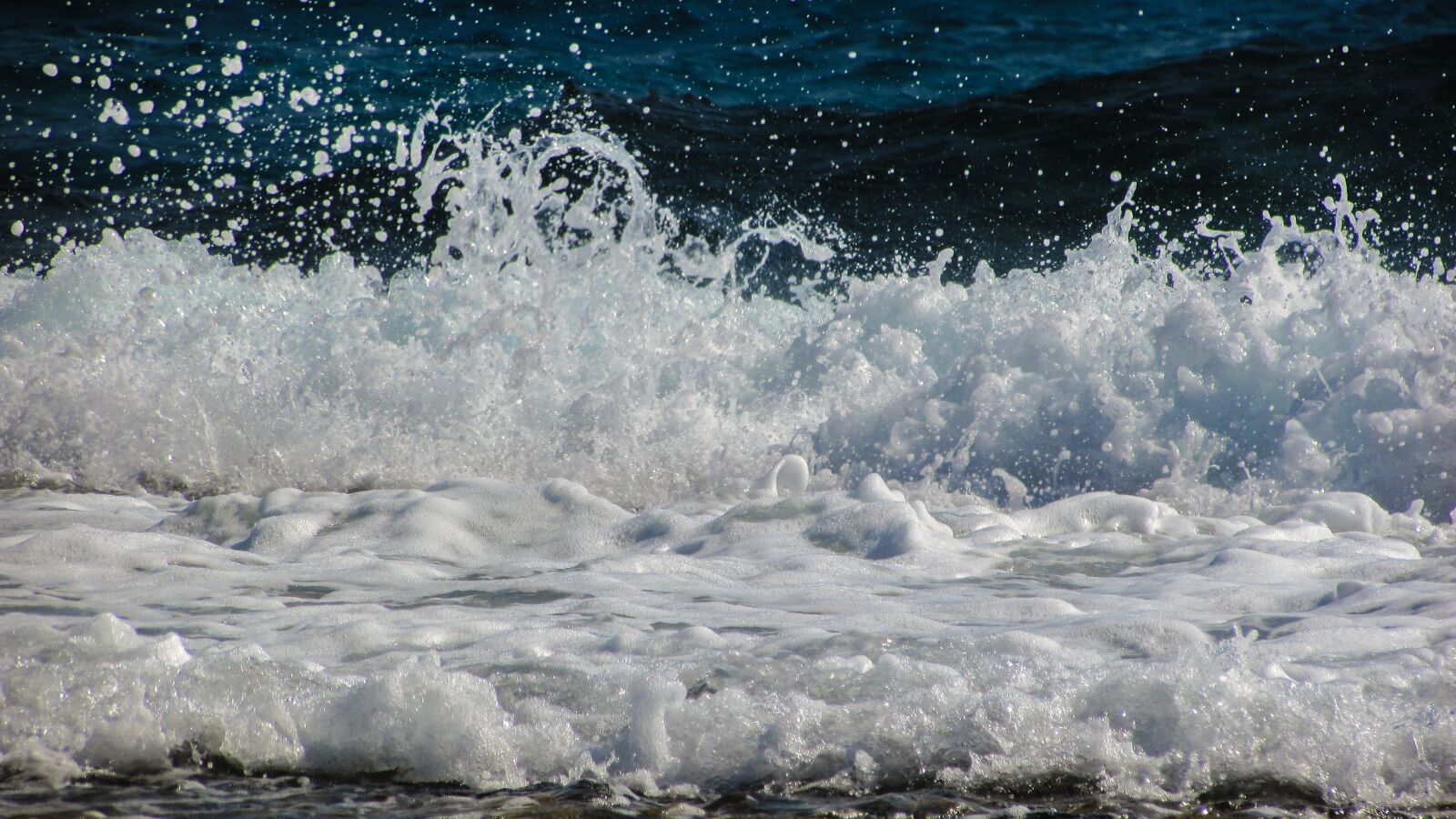 Canon PowerShot SX400 IS sample photo. Wave, smashing, sea photography