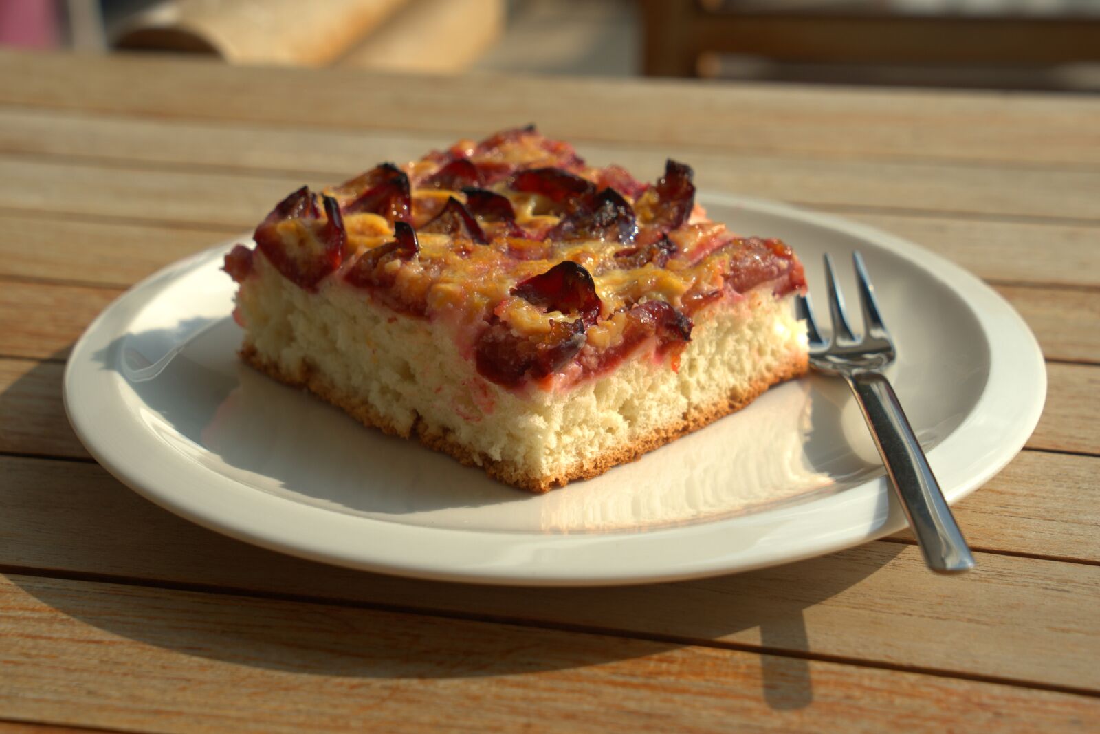 Sony a7 II + Sony Vario Tessar T* FE 24-70mm F4 ZA OSS sample photo. Cake, zwetschkenkuchen, plum photography