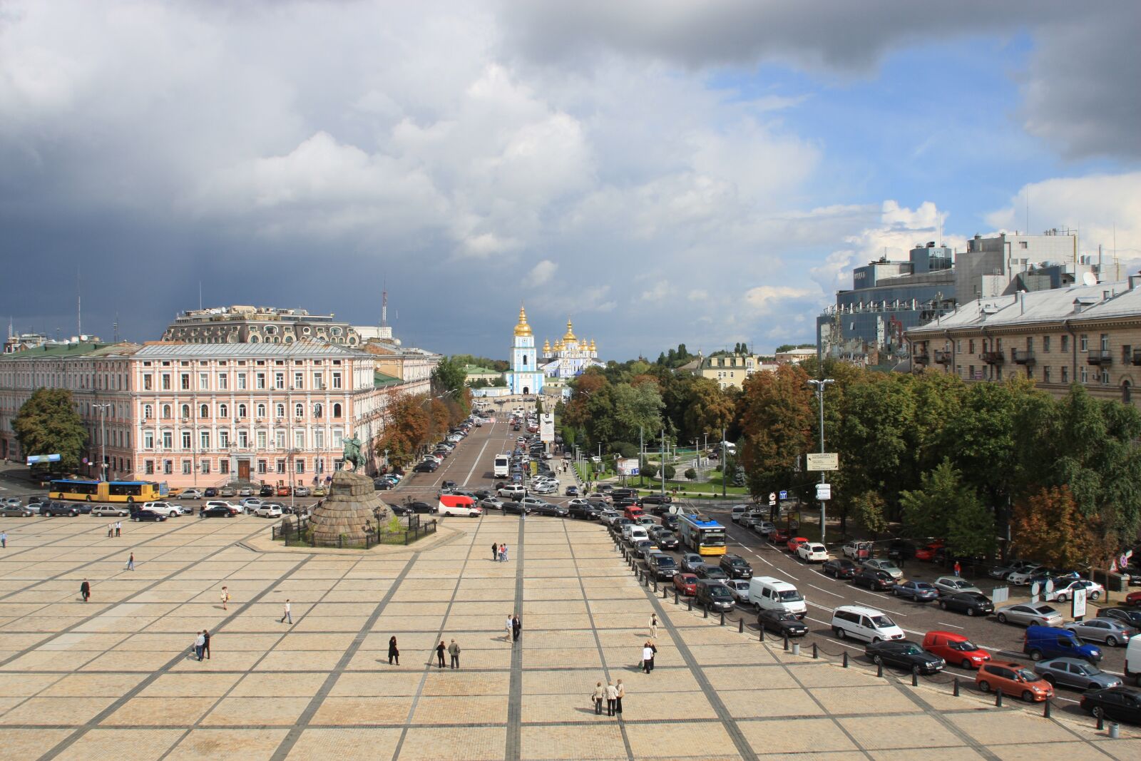 Canon EOS 40D sample photo. Kyiv, square, clouds photography
