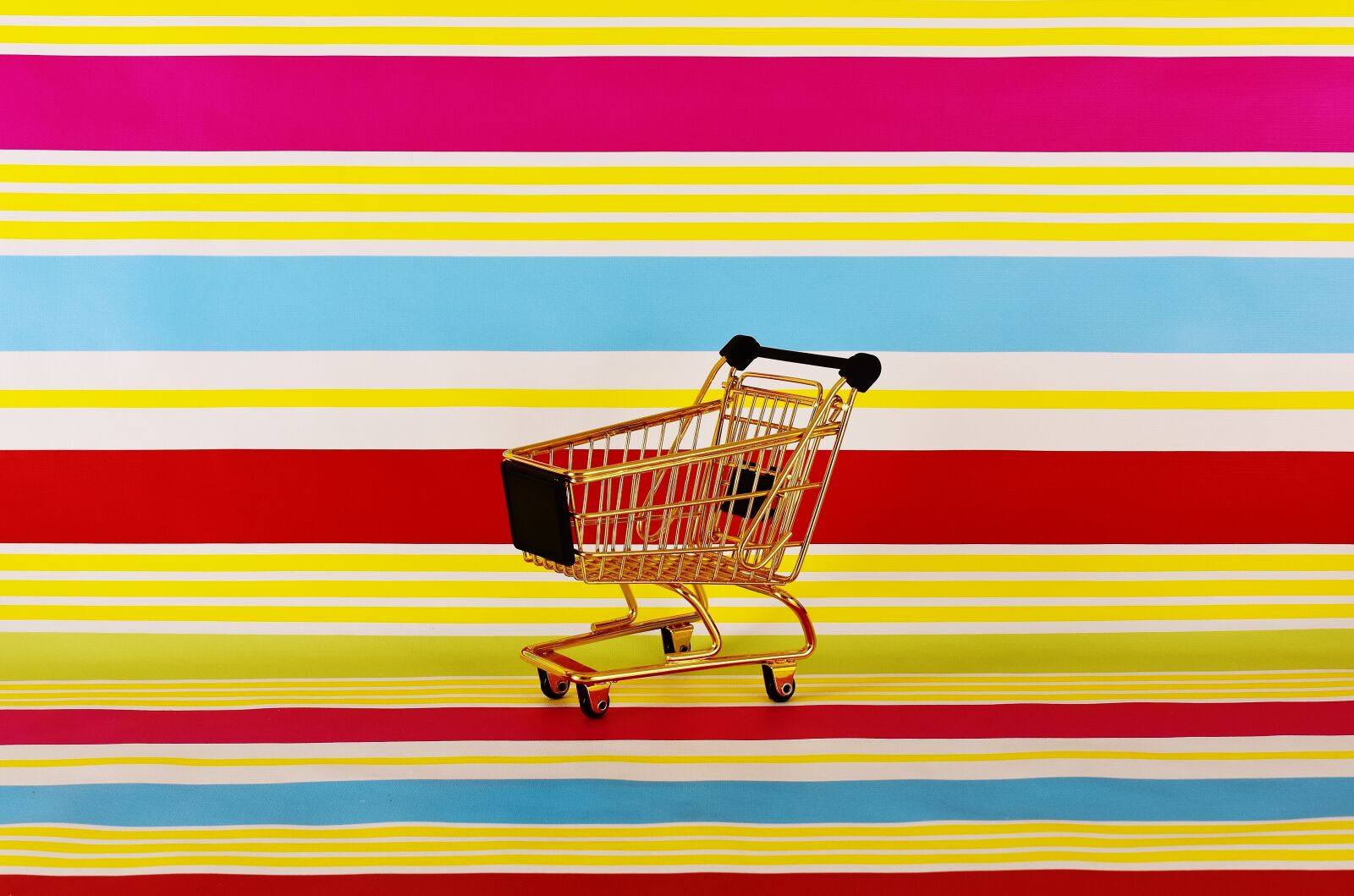Nikon D7200 sample photo. Shopping cart, gold, shopping photography