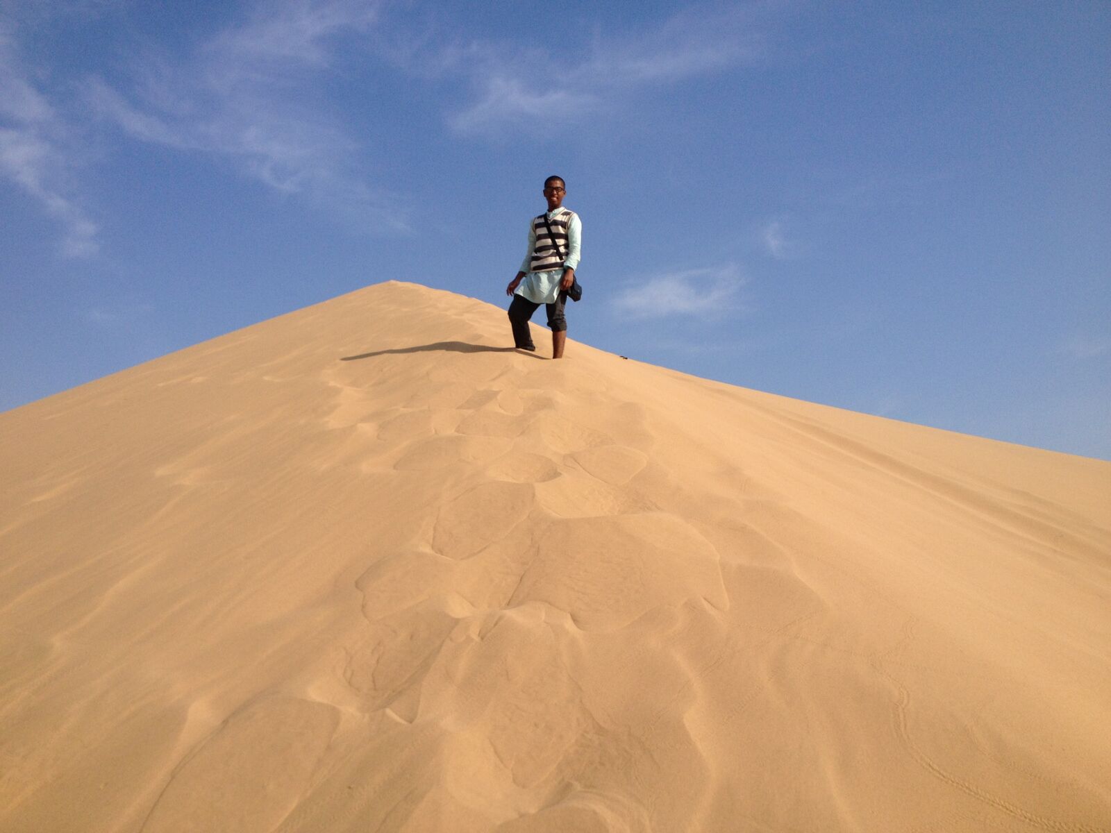 iPhone 4S back camera 4.28mm f/2.4 sample photo. Sand, desert, travel photography