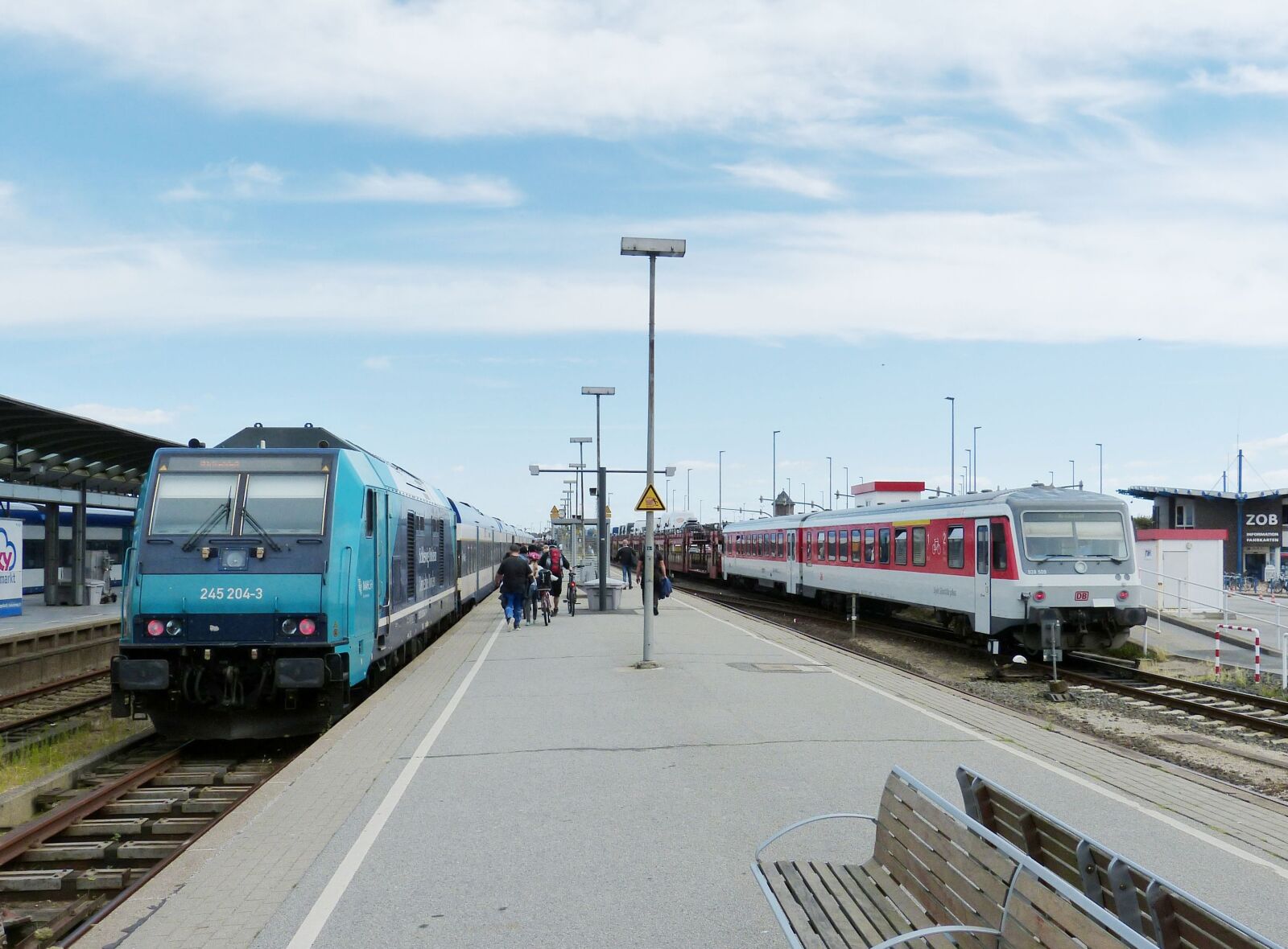 Panasonic Lumix DMC-FZ150 sample photo. Railway, railway station, locomotive photography