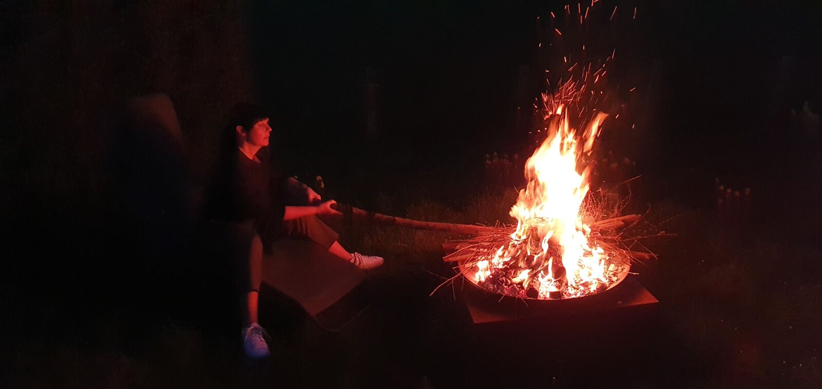 Samsung Galaxy S10e sample photo. Fire, night, campfire photography