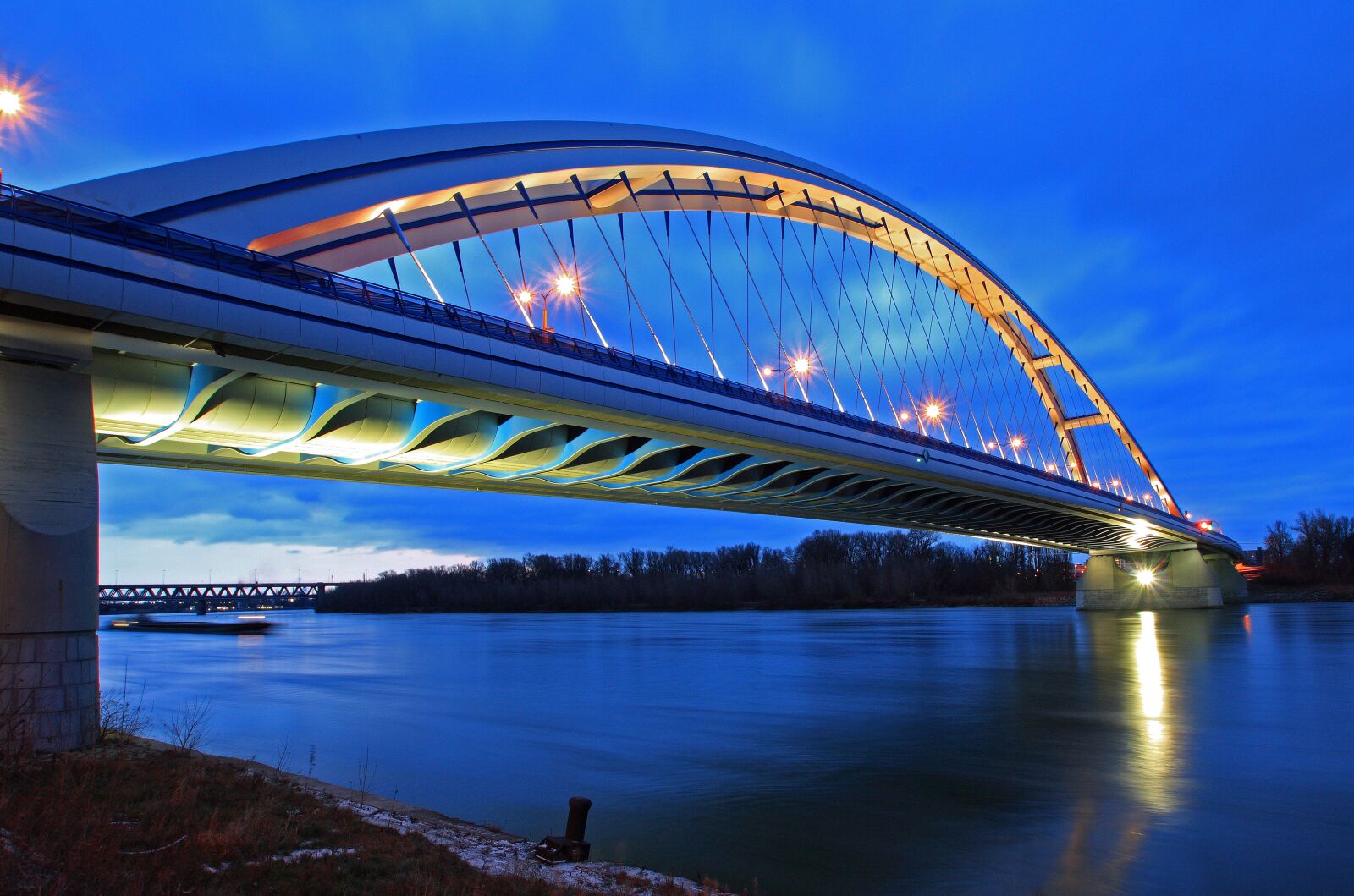 Canon EOS 450D (EOS Rebel XSi / EOS Kiss X2) sample photo. Bridge, apollo, danube photography