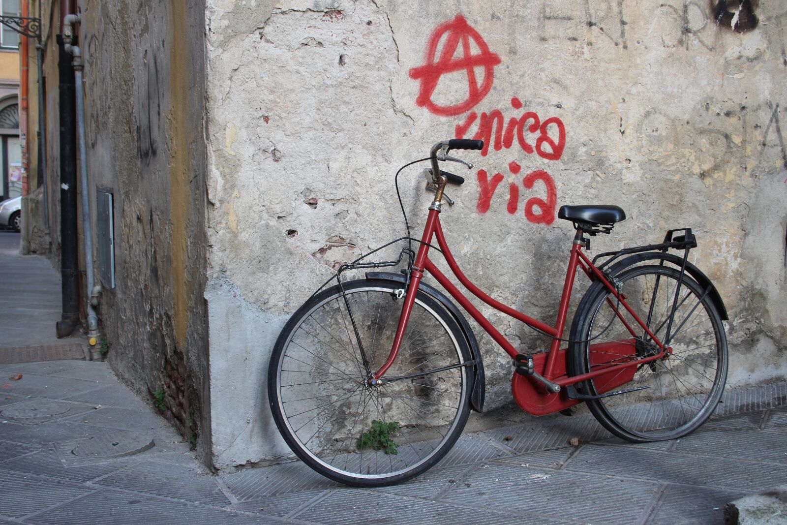 Canon EF-S 18-55mm f/3.5-5.6 USM sample photo. Bicycle, italy, anarchy photography