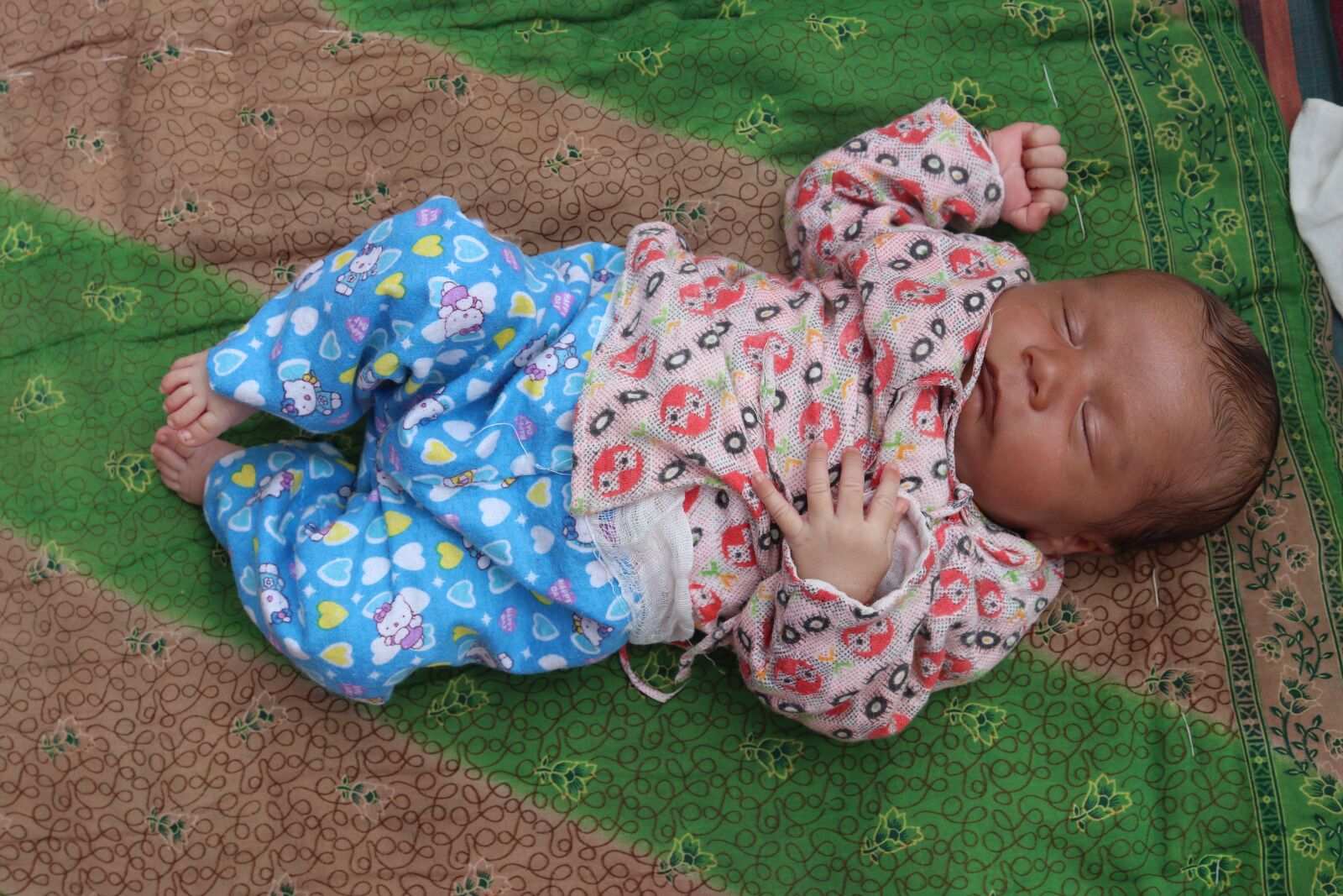 Canon EOS 200D (EOS Rebel SL2 / EOS Kiss X9) sample photo. Children, one month old photography