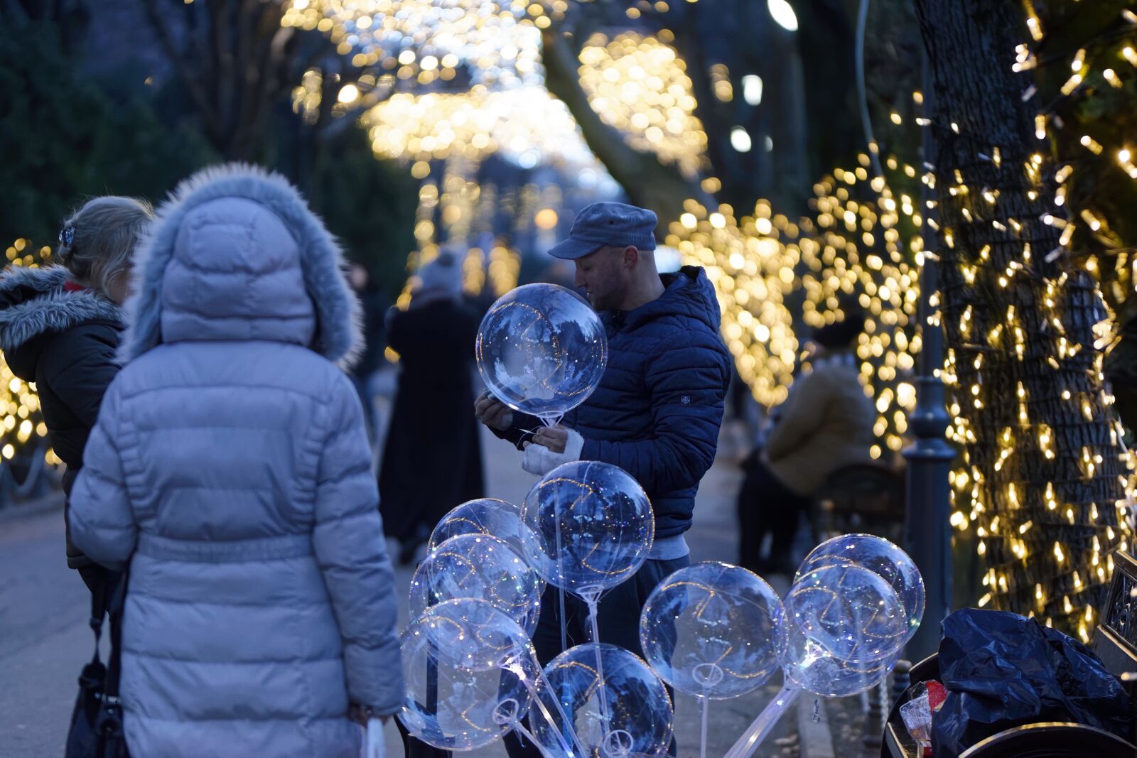 Nikon D5300 sample photo. People, buy, balloons photography