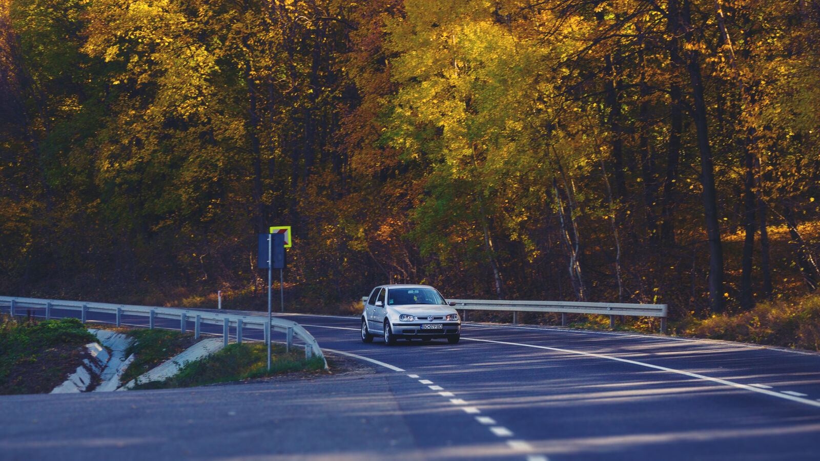 Canon EOS 550D (EOS Rebel T2i / EOS Kiss X4) + Canon EF 50mm F1.8 II sample photo. Asphalt, autumn, car, road photography