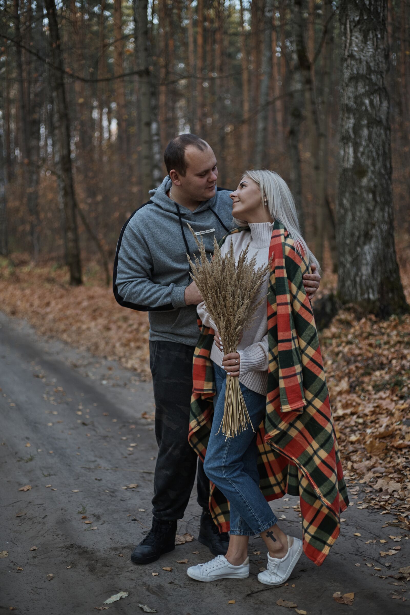 Canon EOS 6D Mark II sample photo. Sweethearts, couple, autumn photography