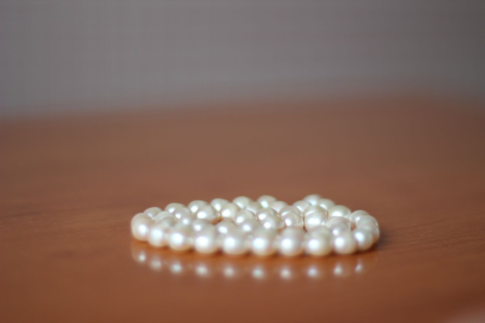 Canon EOS 600D (Rebel EOS T3i / EOS Kiss X5) + Canon EF 50mm F1.4 USM sample photo. Pearl, ornament, chaplet photography