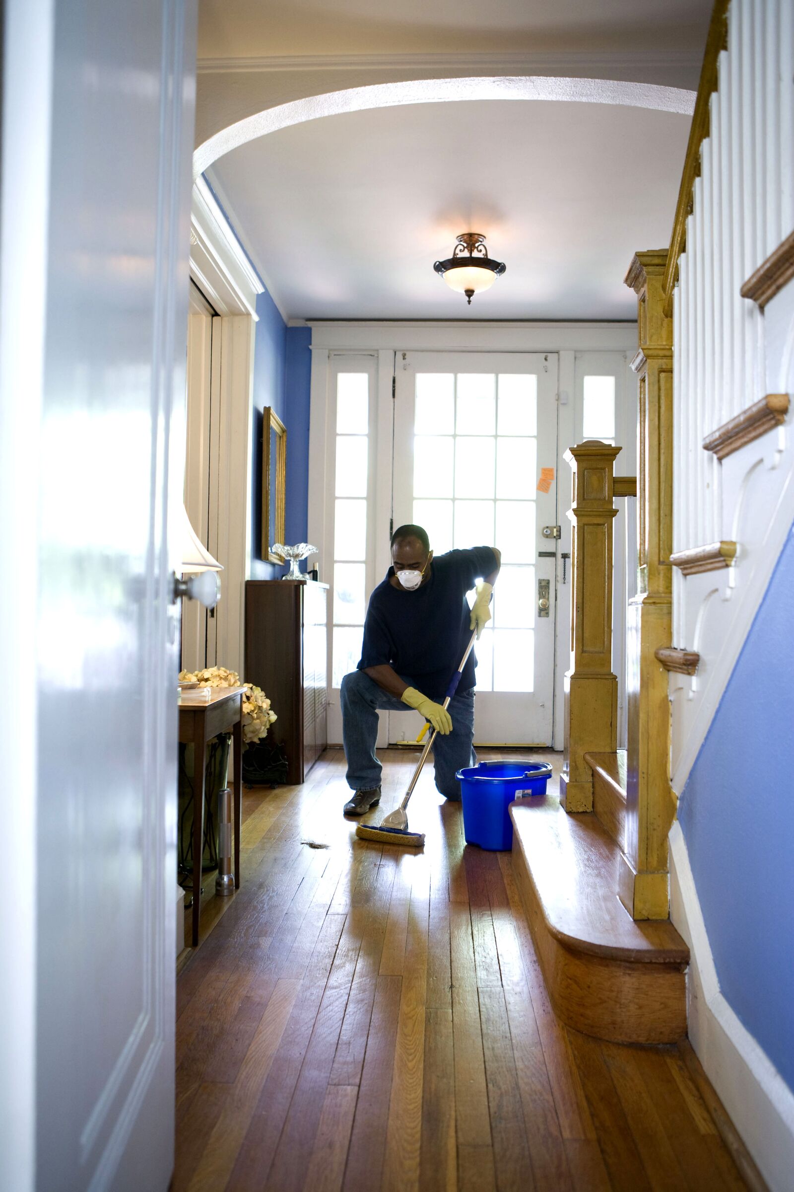 Canon EOS-1Ds Mark II sample photo. African american, cleaning, home photography