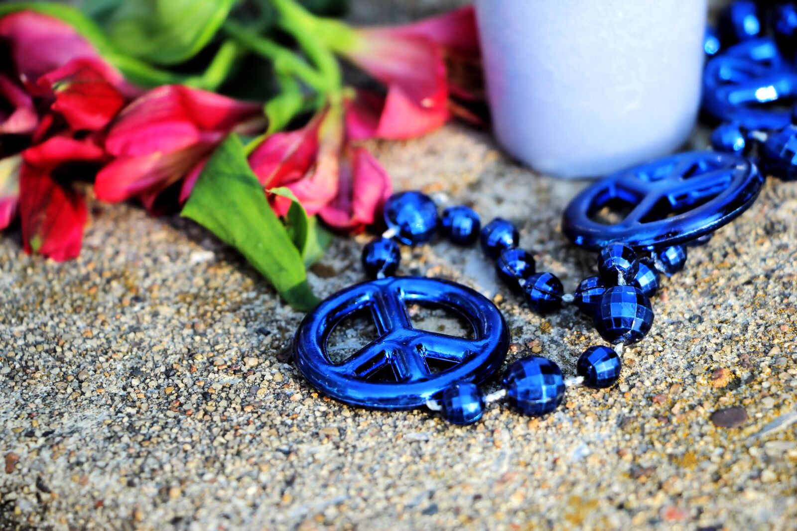 Canon EOS 60D + Canon EF-S 18-135mm F3.5-5.6 IS STM sample photo. Peace, blue, necklace photography