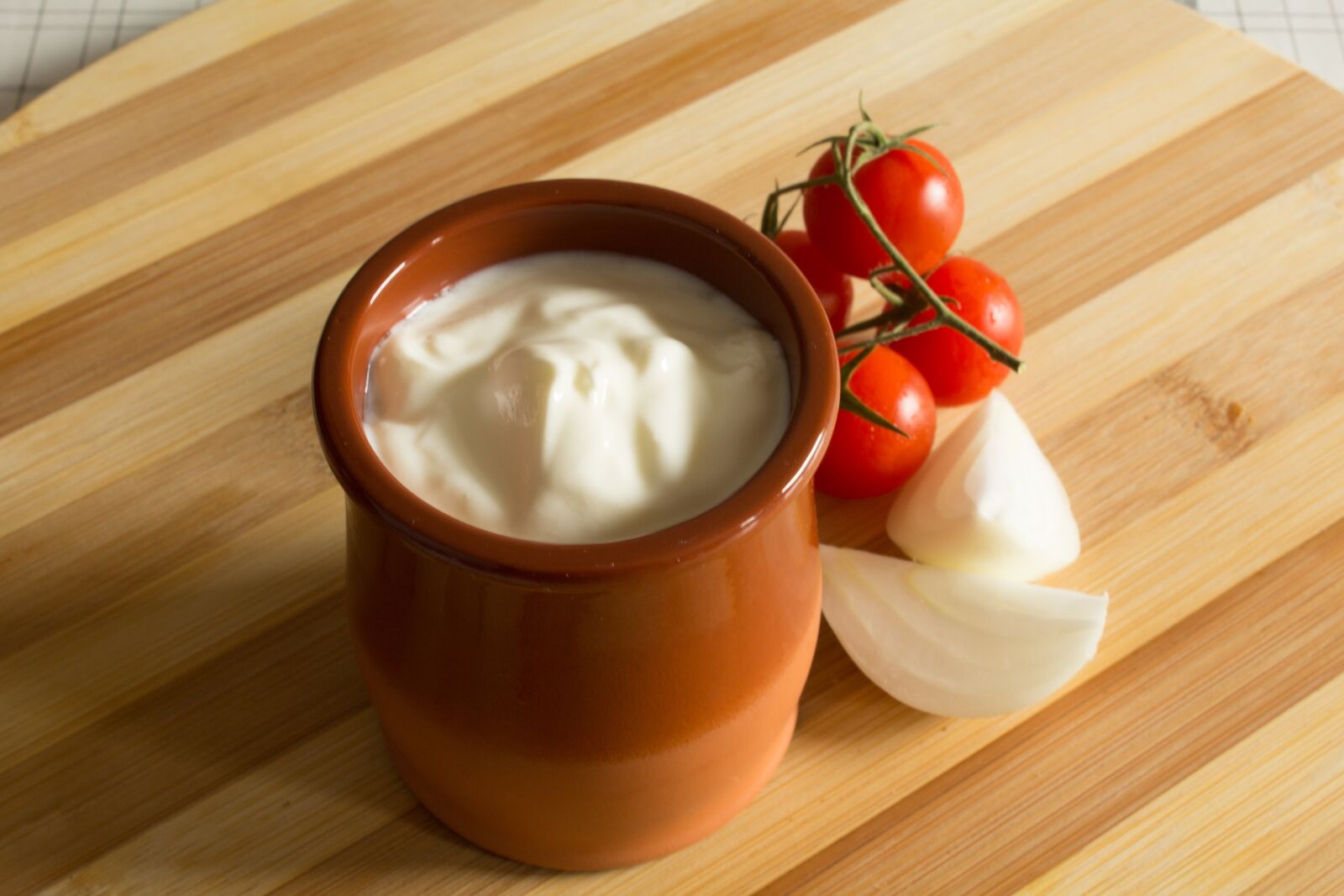 Canon EOS 1200D (EOS Rebel T5 / EOS Kiss X70 / EOS Hi) sample photo. Sour cream, pot, ceramic photography