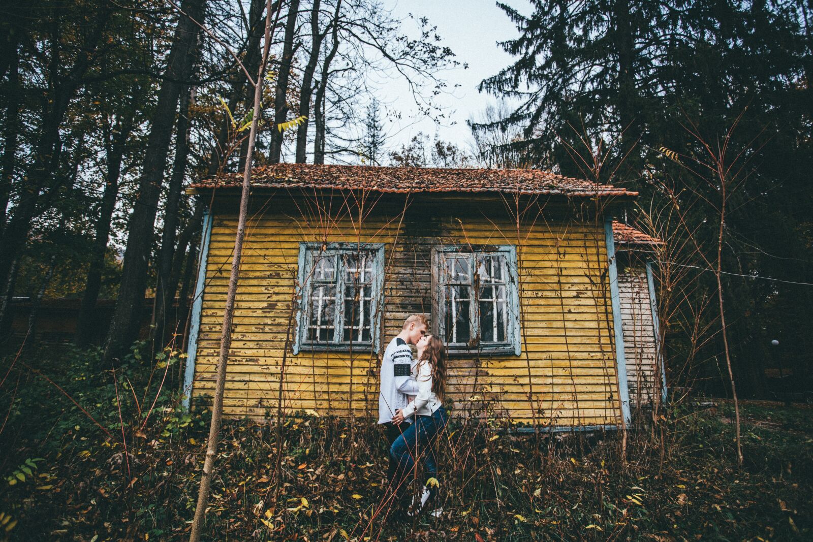 Canon EF 17-40mm F4L USM sample photo. Mountain, couple, hugs photography