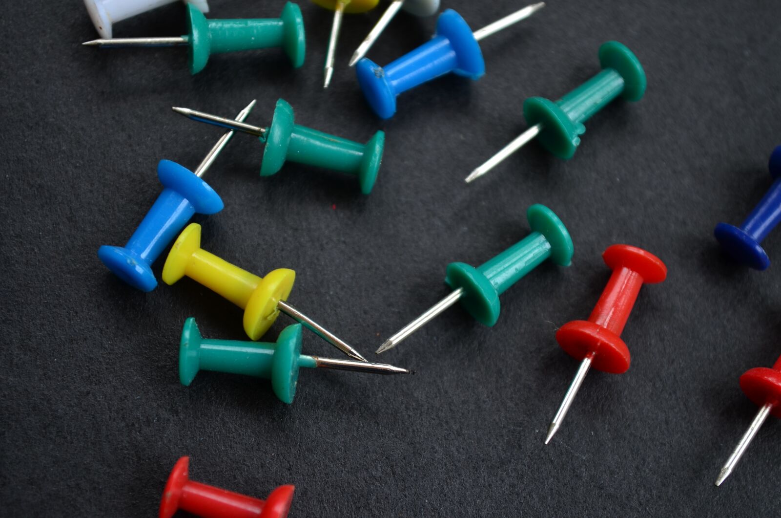 Nikon D5100 sample photo. Pushpins, notice board, pins photography