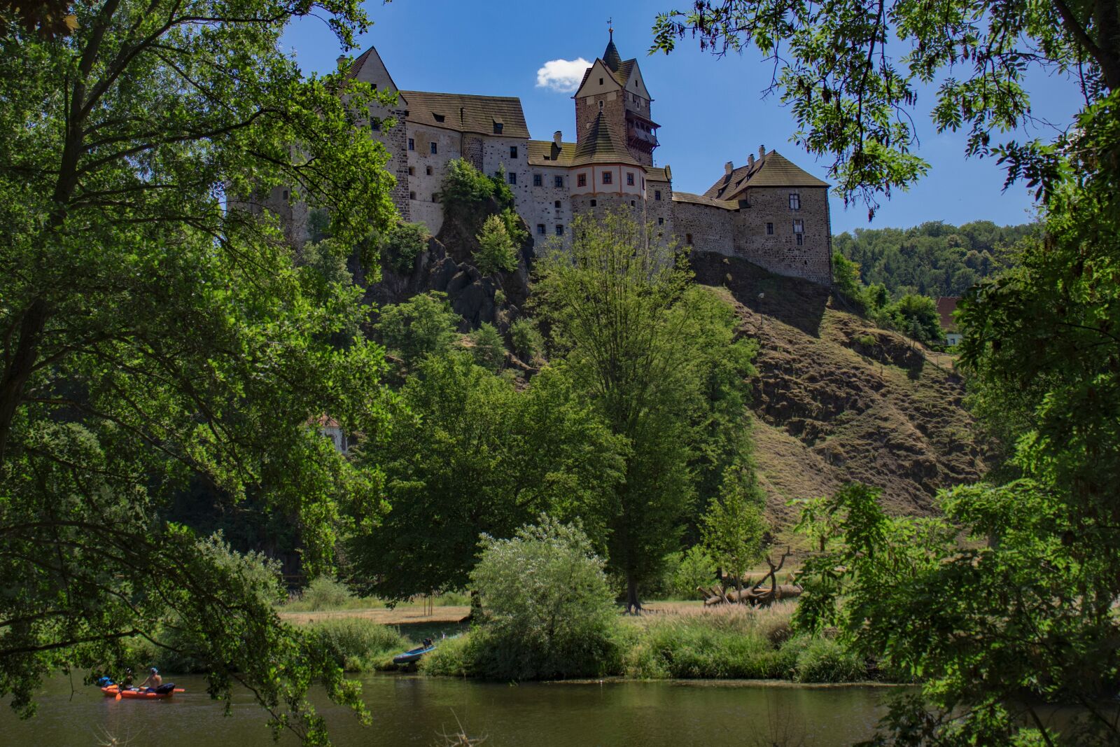 Canon EF-S 18-55mm F4-5.6 IS STM sample photo. Loket, hrad loket, castle photography