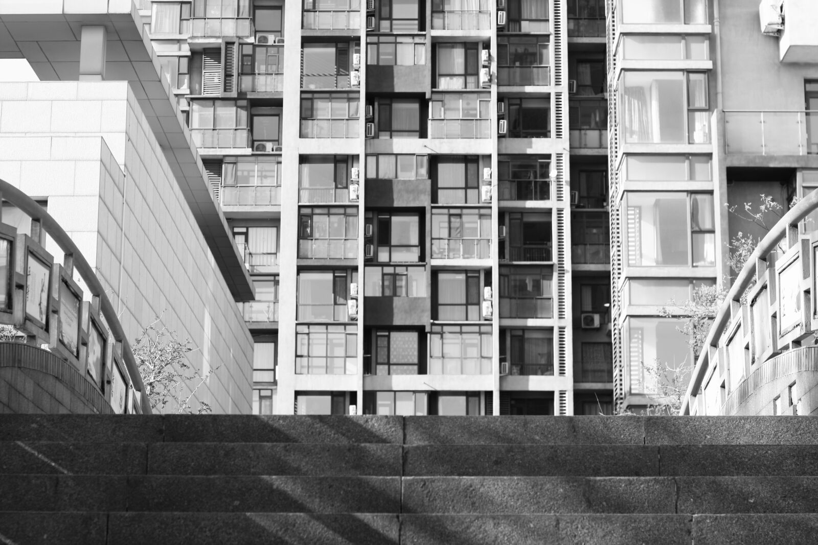 Canon EOS 1000D (EOS Digital Rebel XS / EOS Kiss F) sample photo. Apartment, building, bridge photography