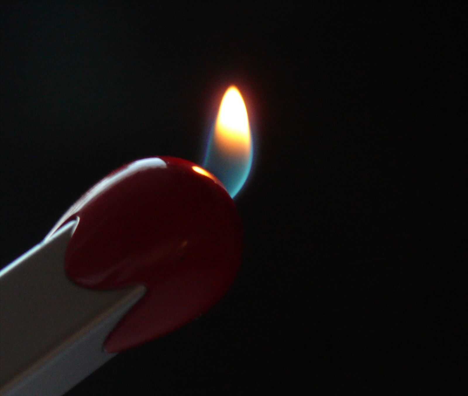 Leica V-LUX 1 sample photo. Flame, lighter, light photography