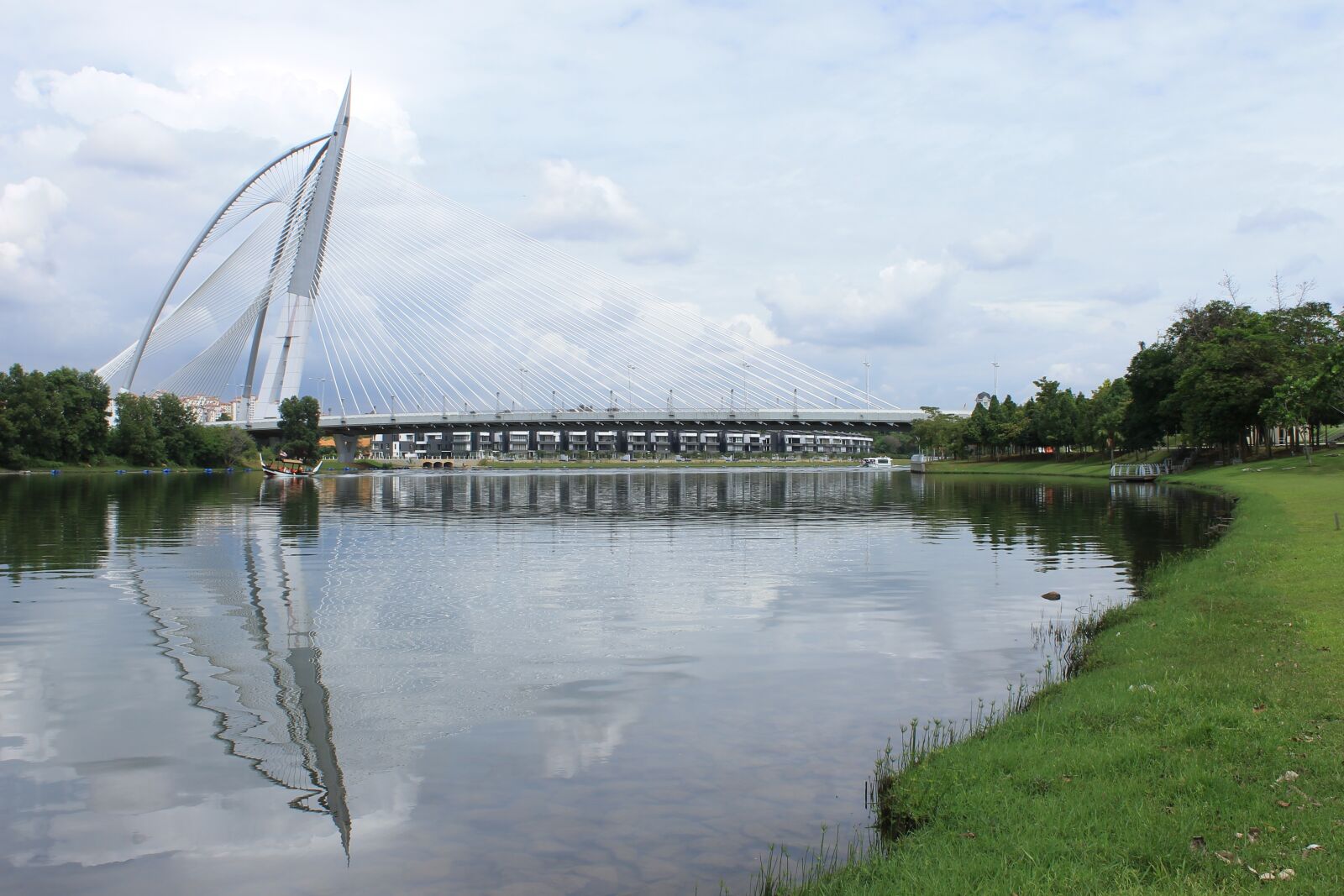 Canon EOS 1100D (EOS Rebel T3 / EOS Kiss X50) sample photo. Bridge, river, reflection photography