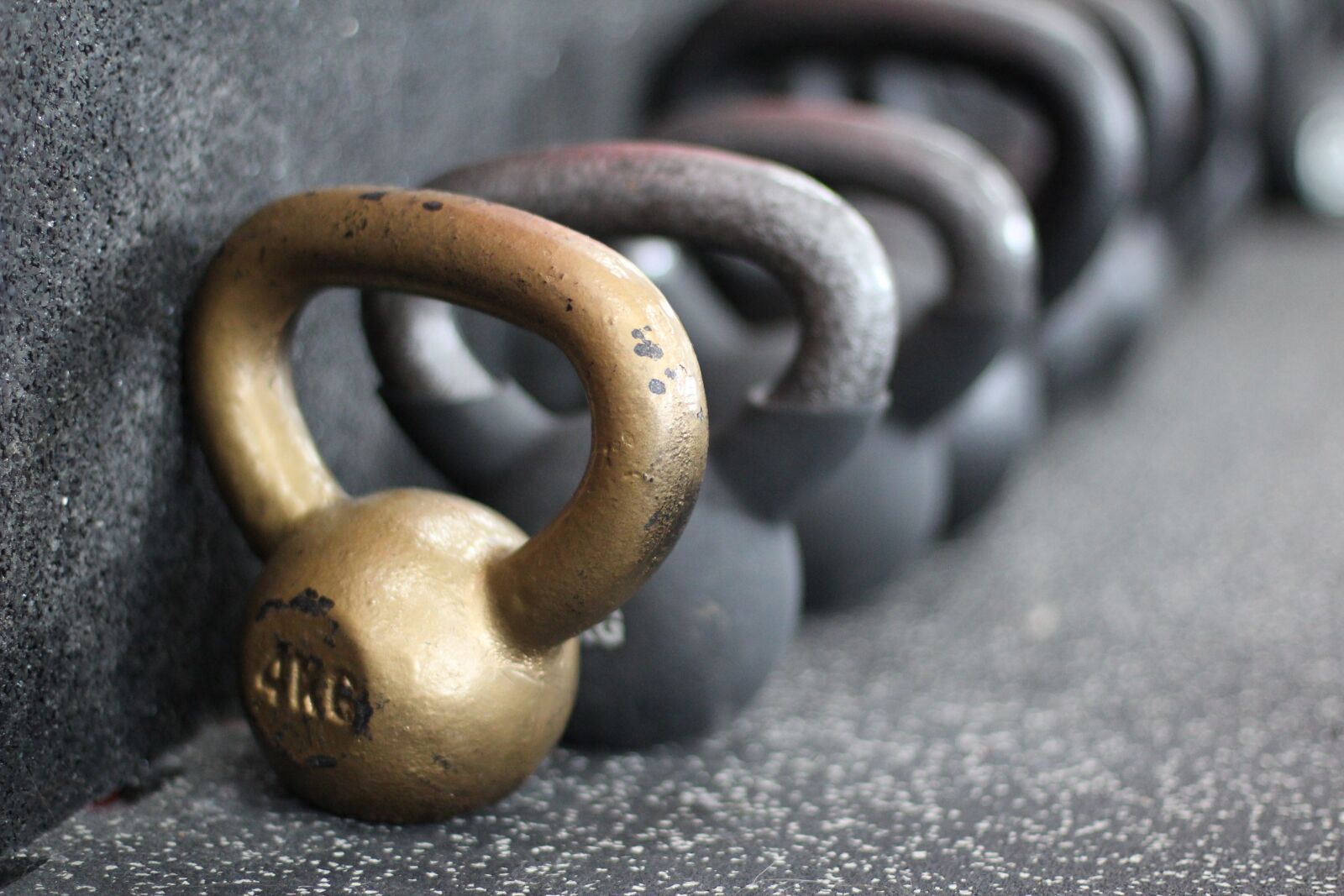 Canon EOS 600D (Rebel EOS T3i / EOS Kiss X5) + Canon EF 50mm F1.4 USM sample photo. Dumbbells, black, gold photography
