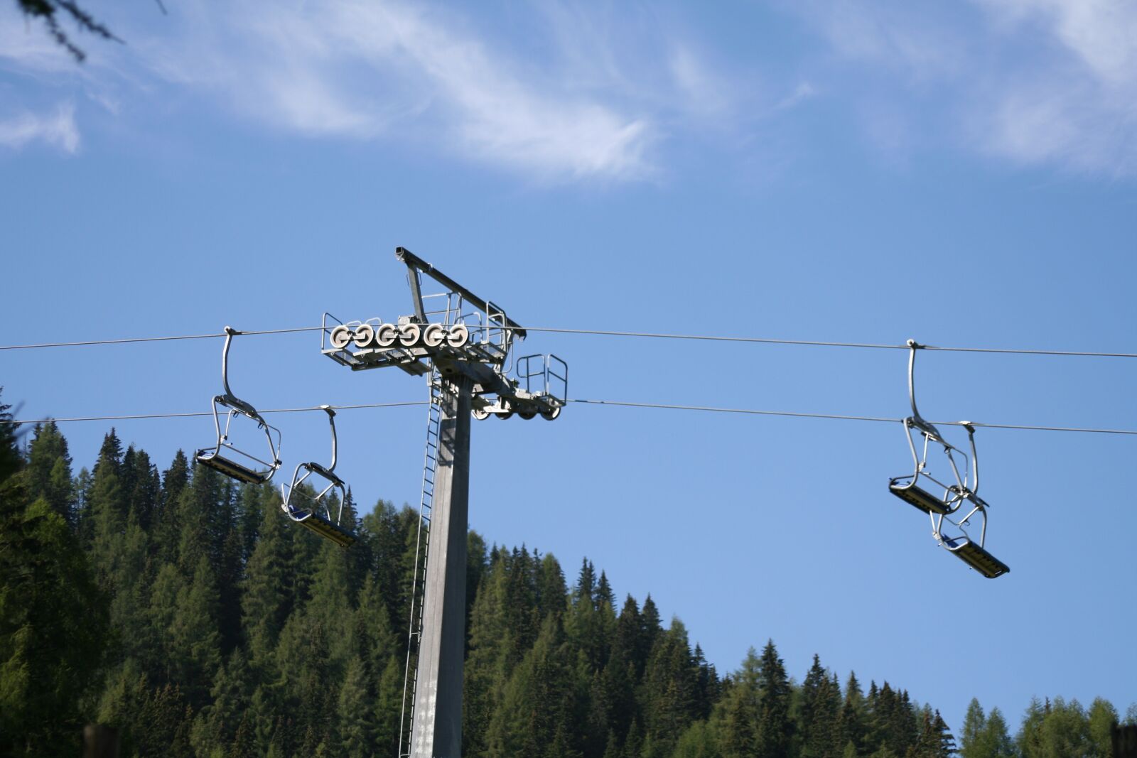 Canon EOS 350D (EOS Digital Rebel XT / EOS Kiss Digital N) sample photo. Chairlift, mountain, sky photography