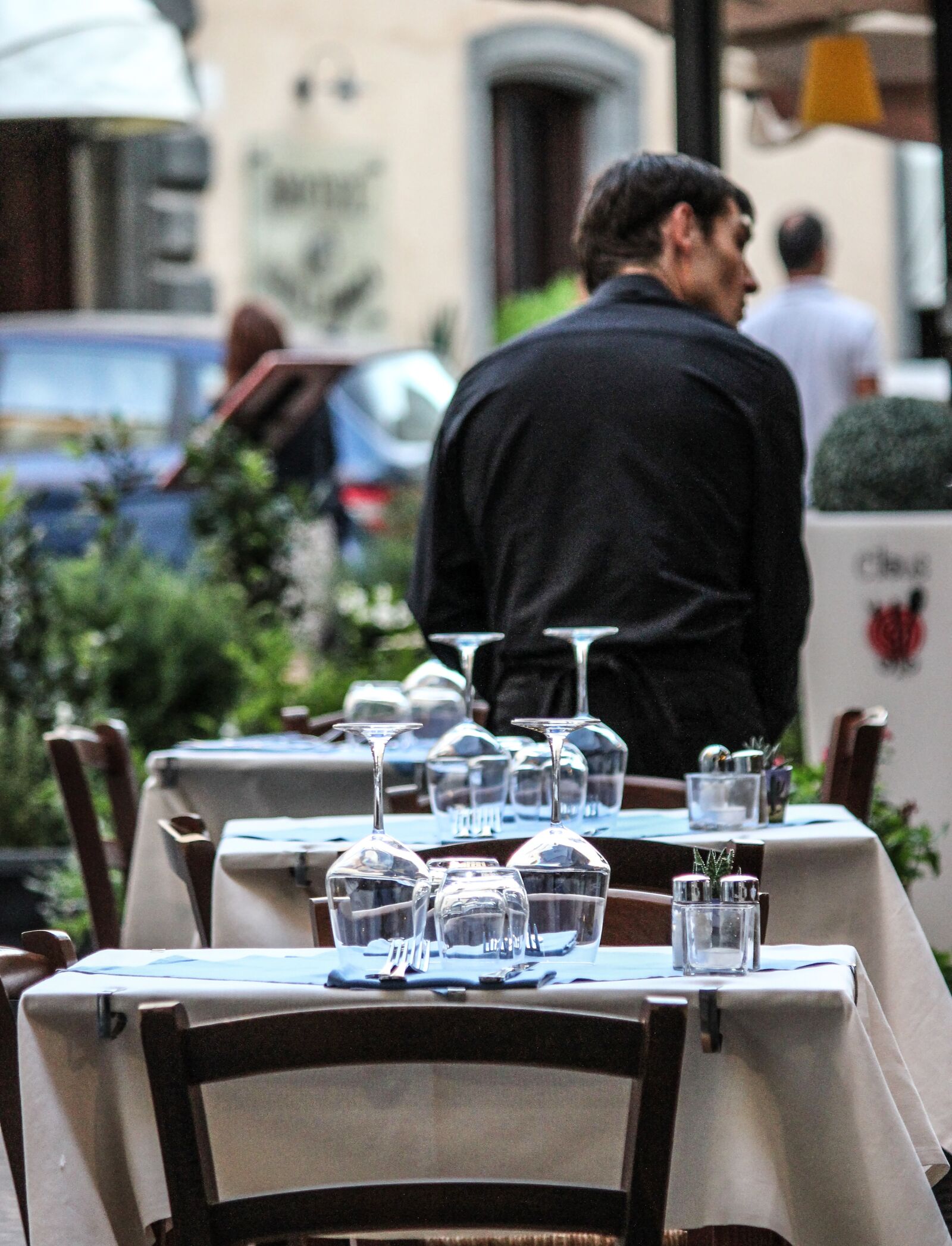 Canon EOS 550D (EOS Rebel T2i / EOS Kiss X4) sample photo. Restaurant, glasses, tables photography