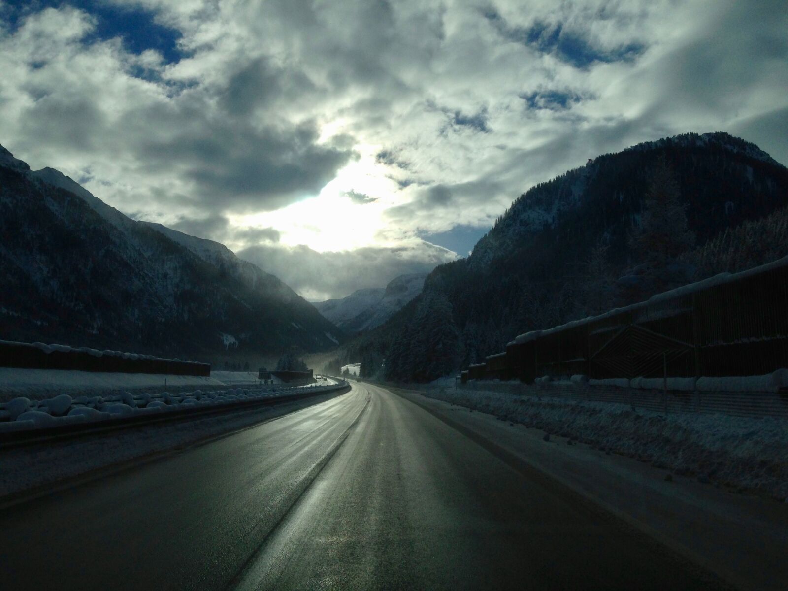 iPhone 5 back camera 4.12mm f/2.4 sample photo. Highway, winter, snow photography