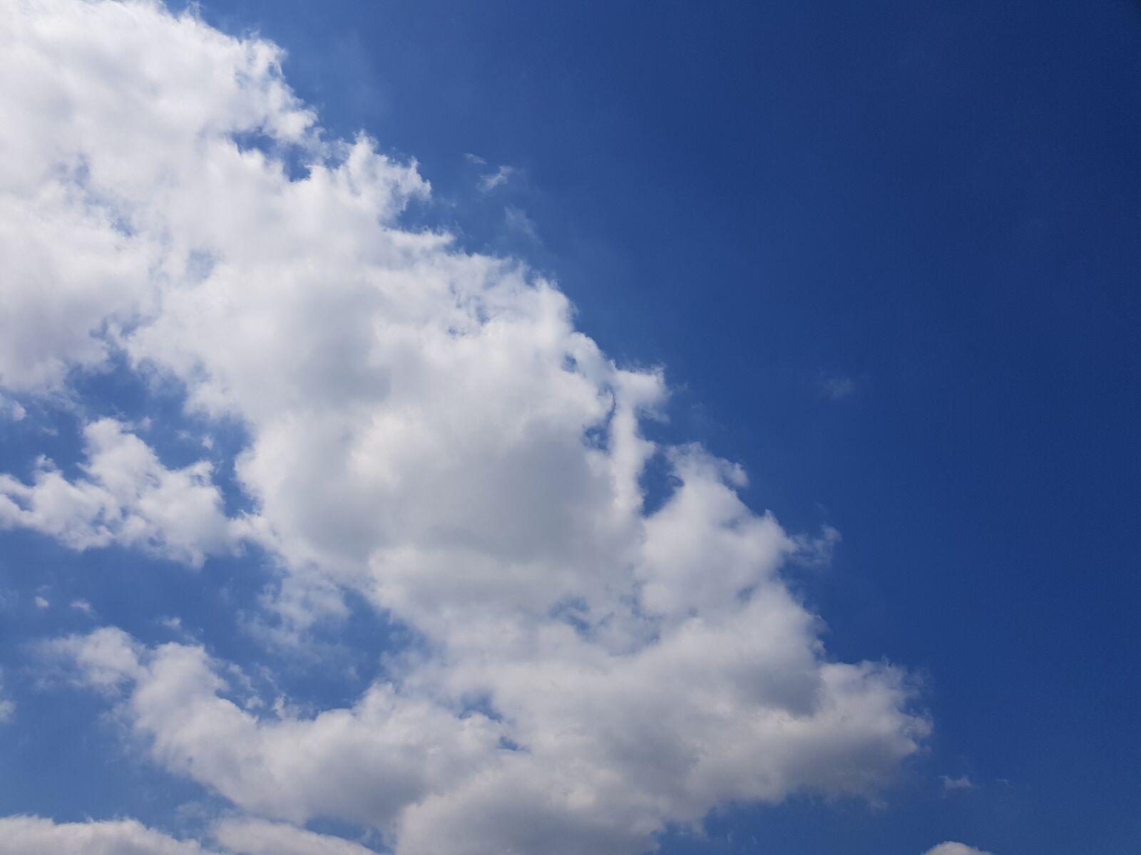 Samsung Galaxy S8+ sample photo. Sky, clouds, blue photography