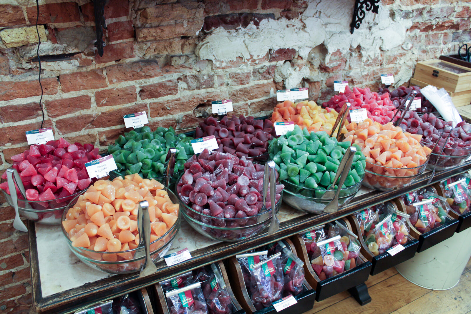 Canon EOS 1300D (EOS Rebel T6 / EOS Kiss X80) sample photo. Brick, candy, candyshop, color photography