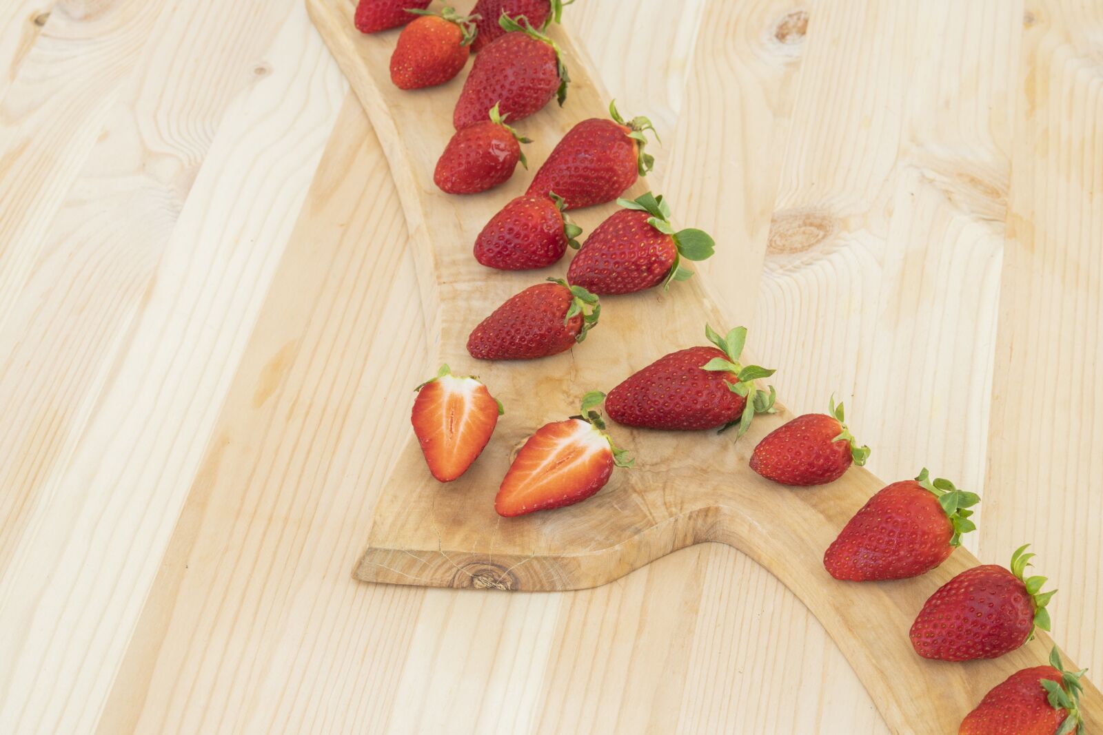 Canon EOS R + Canon RF 85mm F1.2L USM sample photo. Strawberry, red, fruit photography