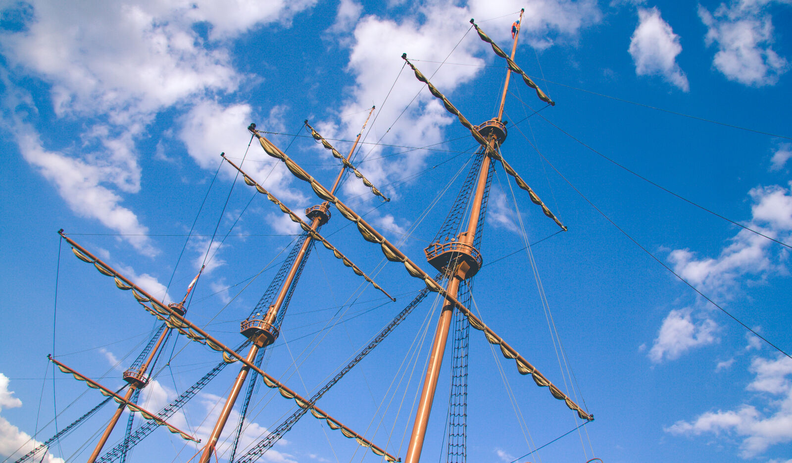 Canon EF-S 17-85mm F4-5.6 IS USM sample photo. Blue, sky, boat, environment photography