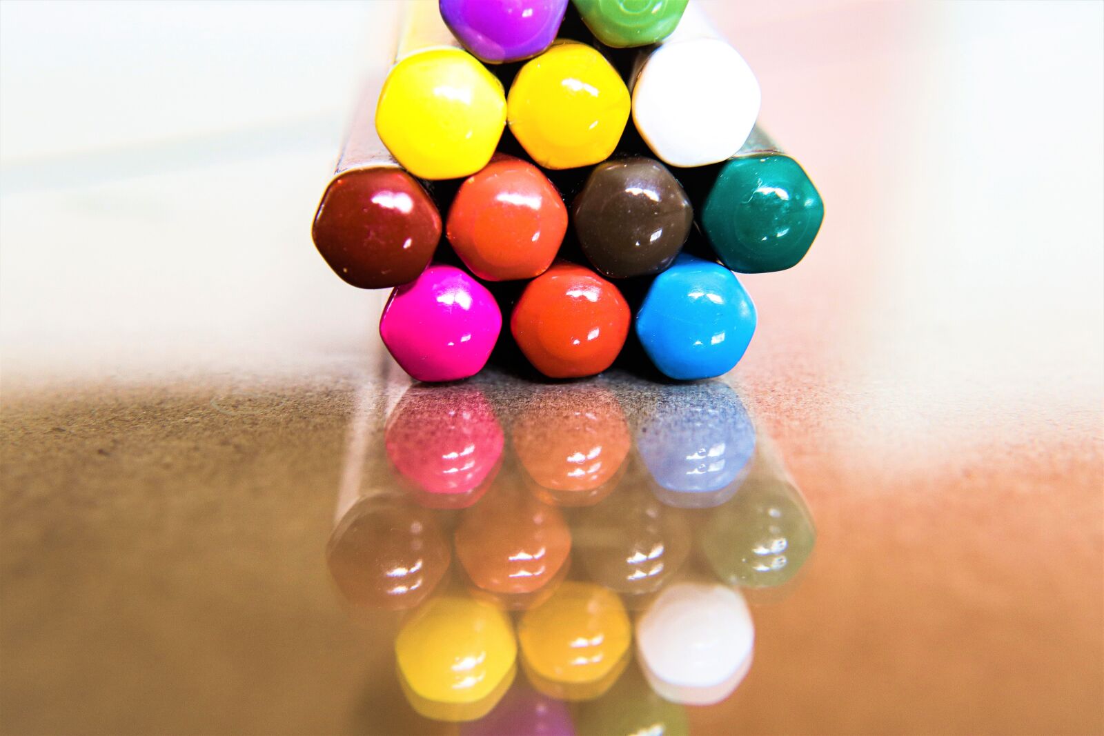 Canon EOS M50 (EOS Kiss M) sample photo. Pencils, colors, reflection photography