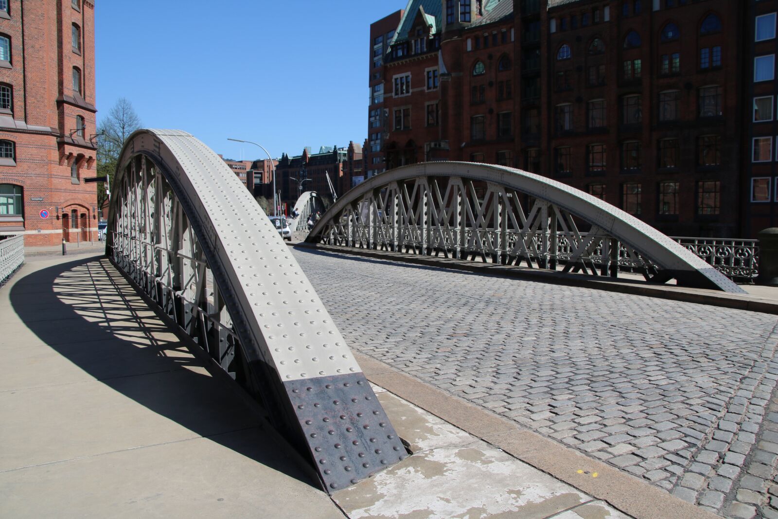 Canon EOS 750D (EOS Rebel T6i / EOS Kiss X8i) + Canon TS-E 90mm F2.8 Tilt-Shift sample photo. Speicherstadt, hamburg, bridge photography